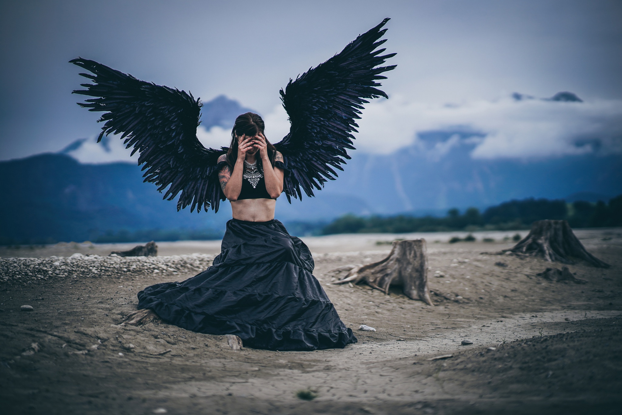 Женщина с крыльями