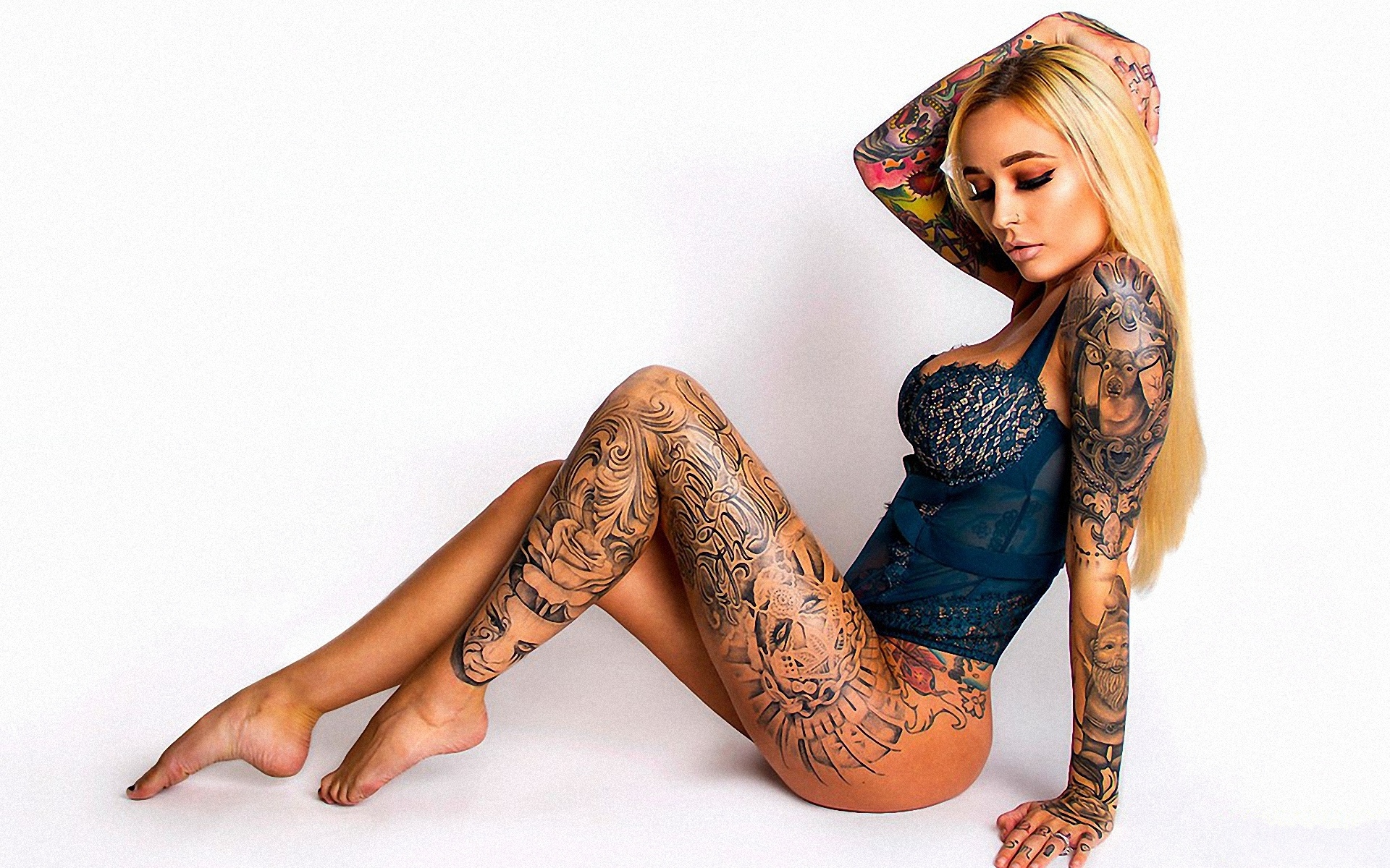 Сексуальная Nina Elle показывает идеальное тело и свои татуировки