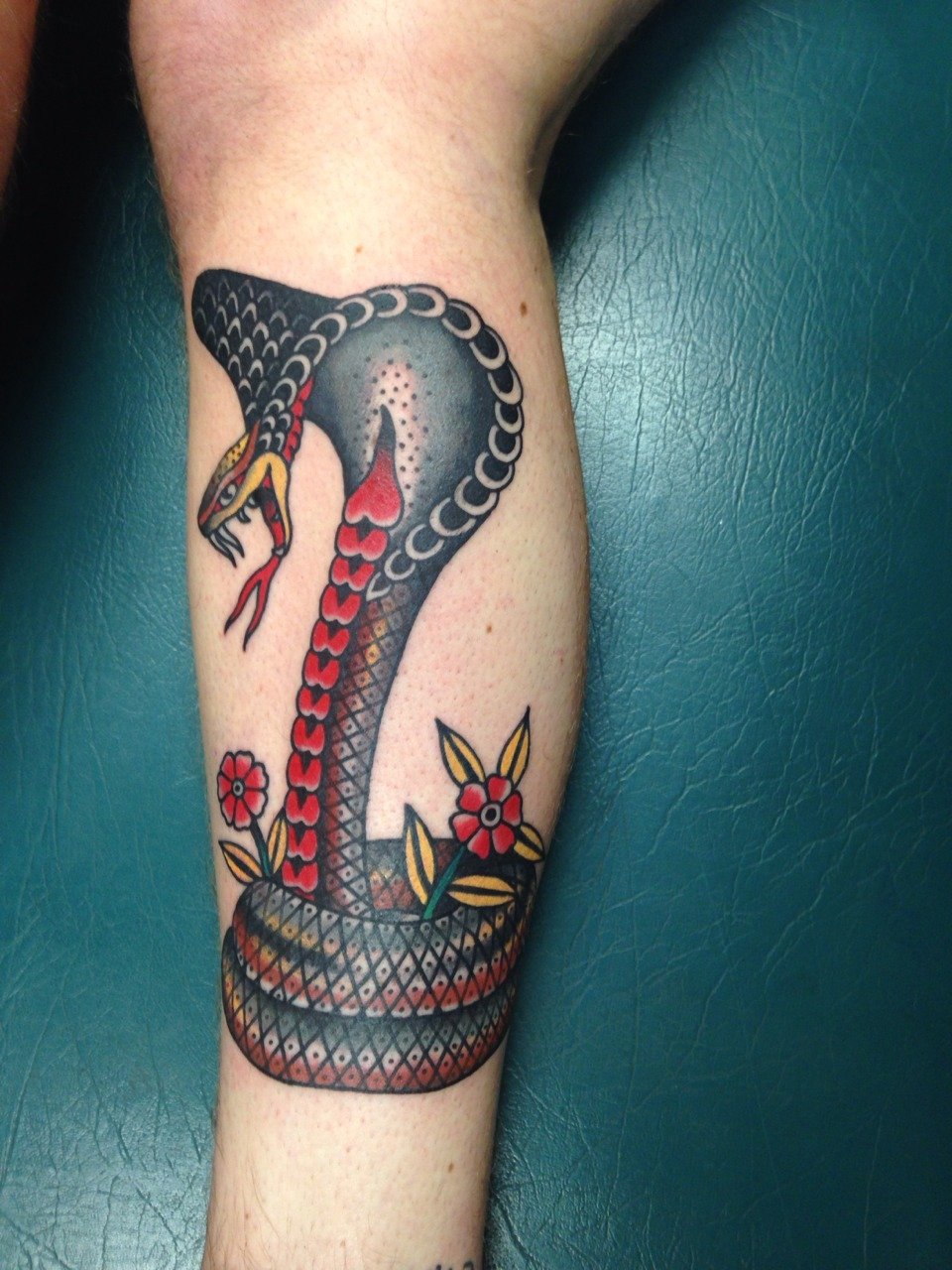 Татуировка цветная змея на руке