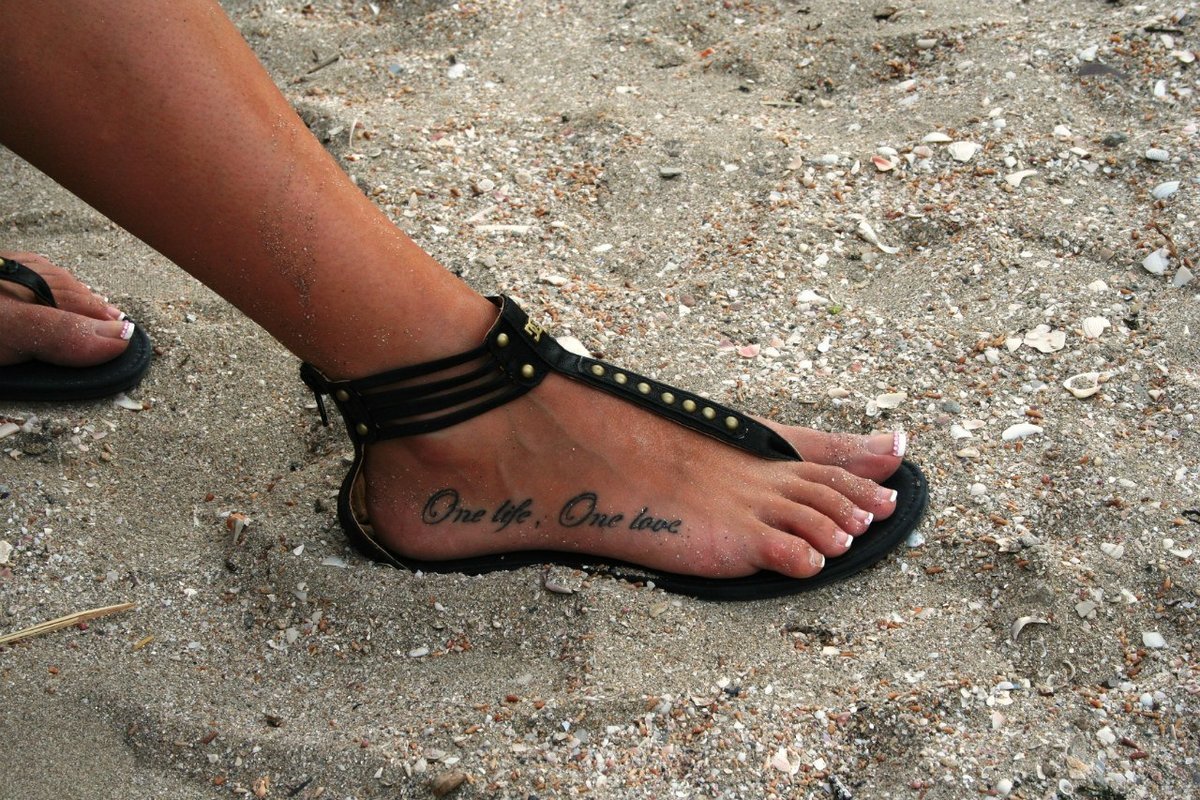 Кристина с цветными татуировками на ножках. - 15 фото