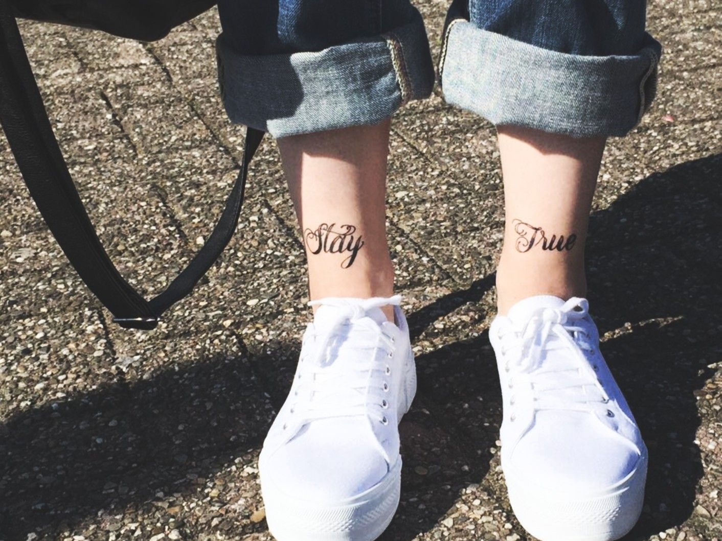 Татуировка надпись на ноге