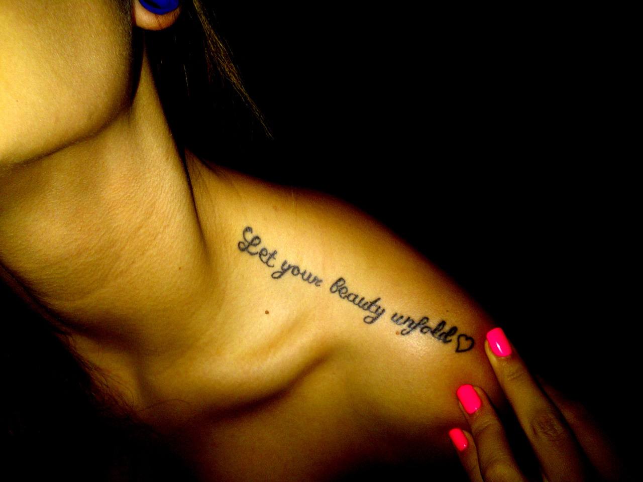 Татуировки надписи на плече (59 фото)