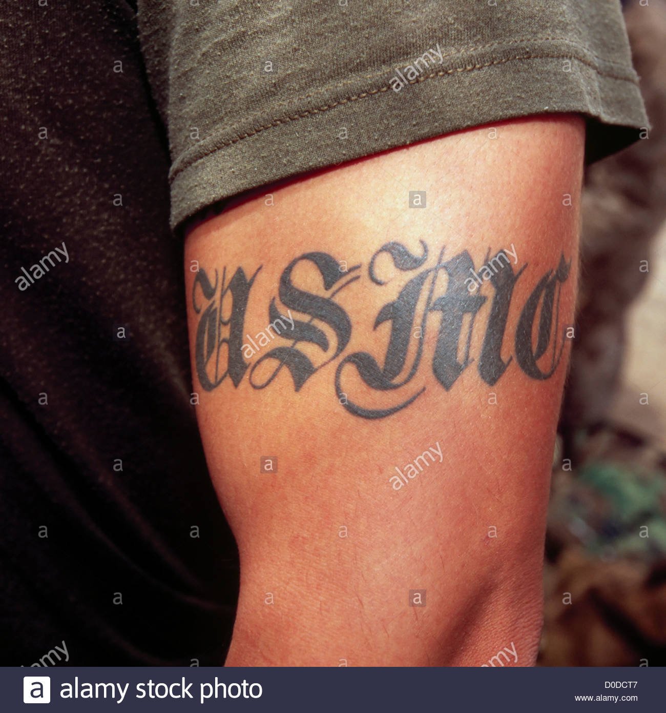 Татуировка надпись на бицепсе