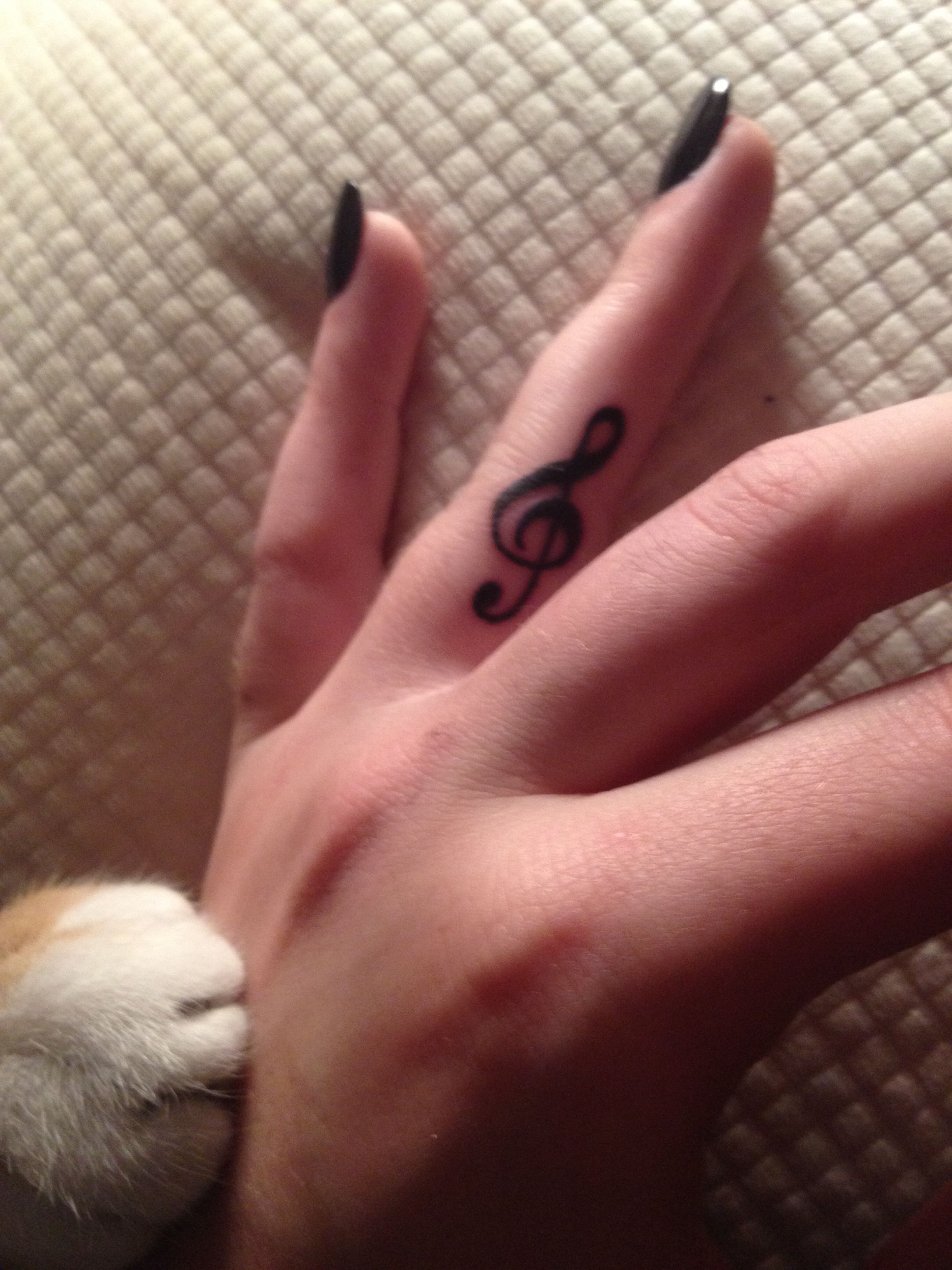 Скрипичный ключ тату на пальце