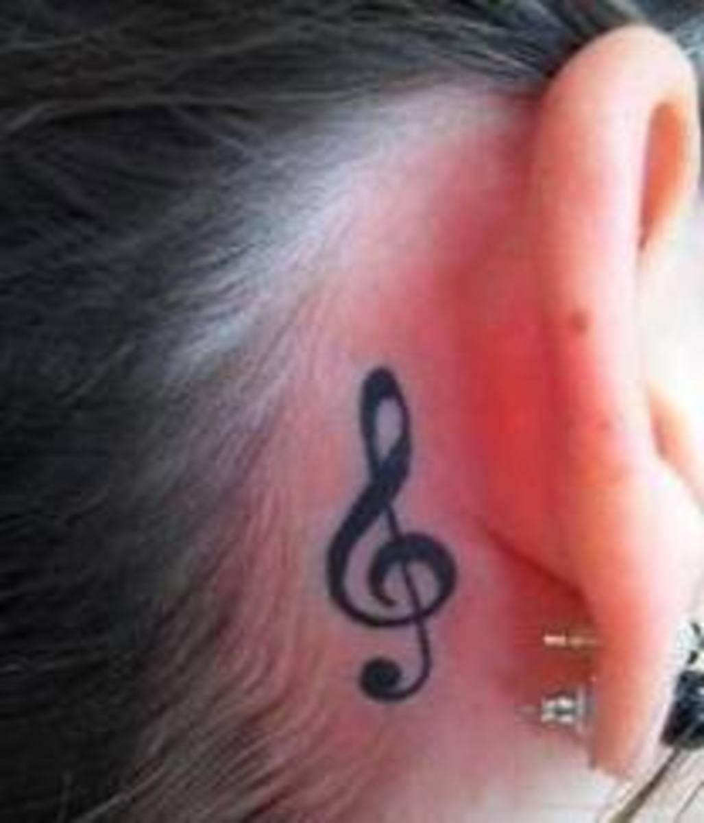 Татуировка скрипичный ключ за ухом