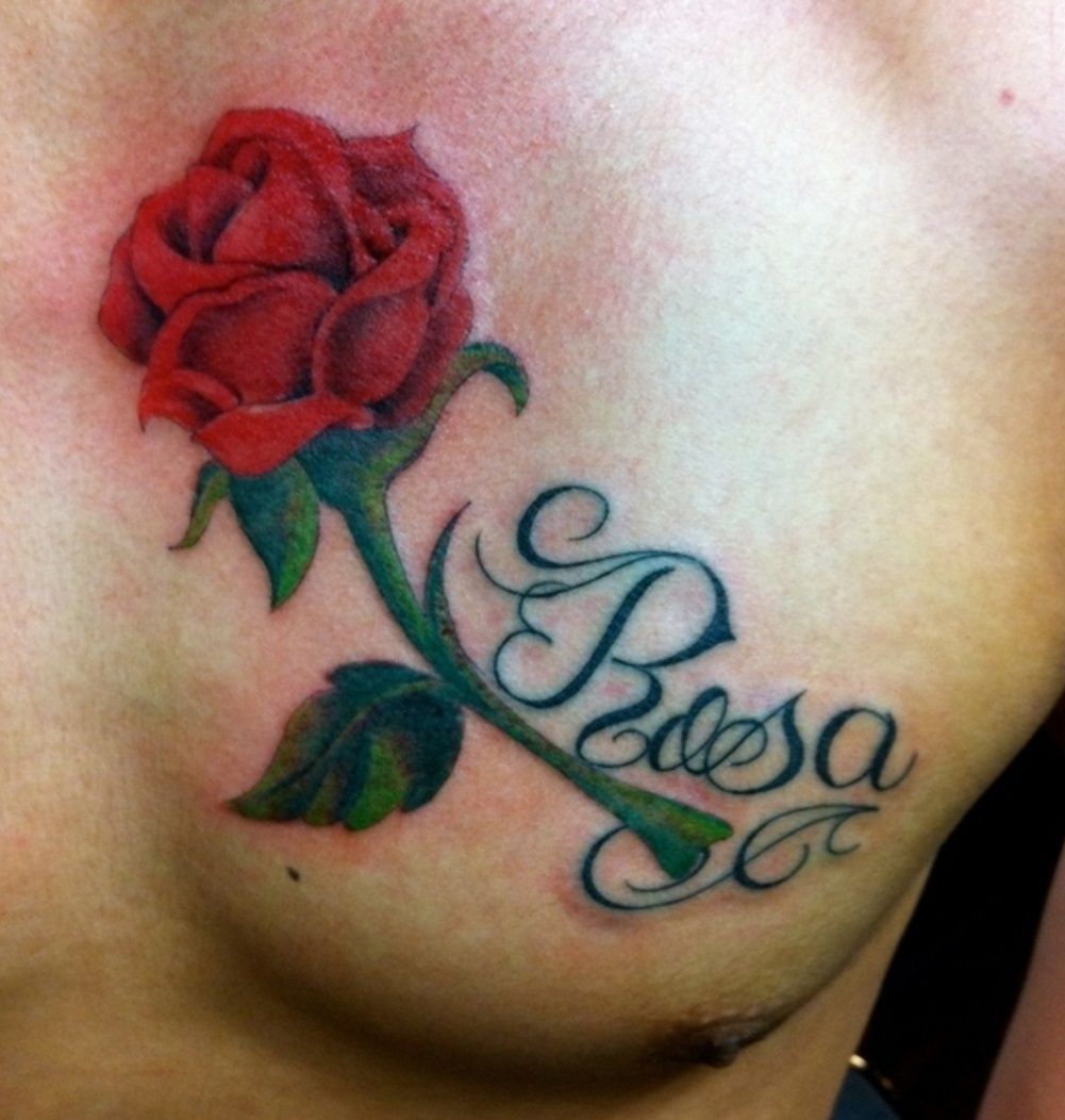 Тату роза с надписью на груди