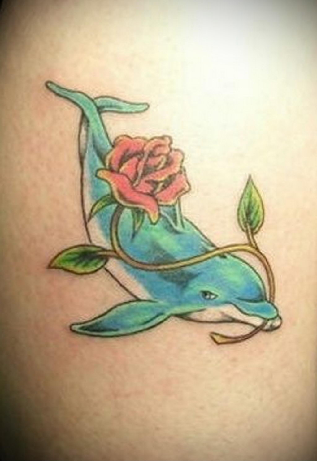 Эскиз тату Дельфин с цветами