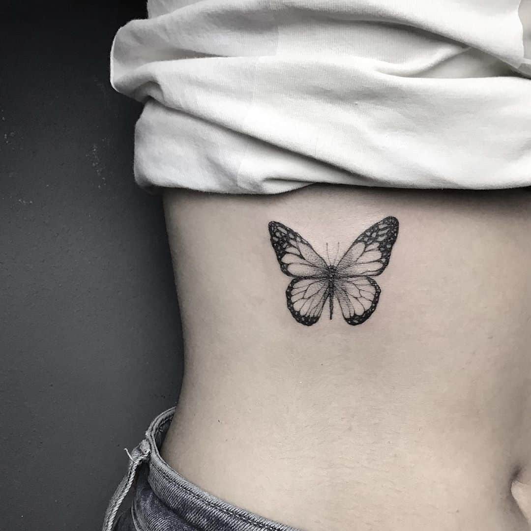 Татуировка бабочка черная