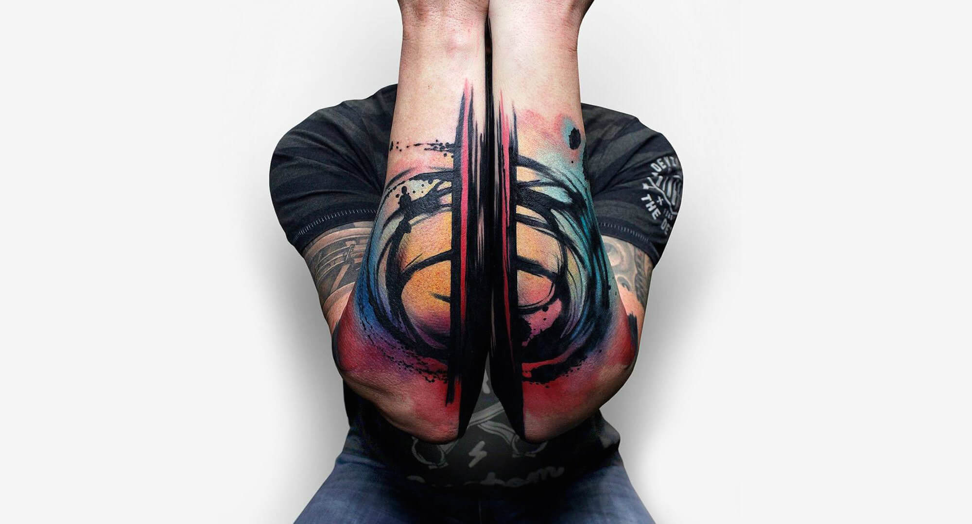 Татуировка абстракция на руке