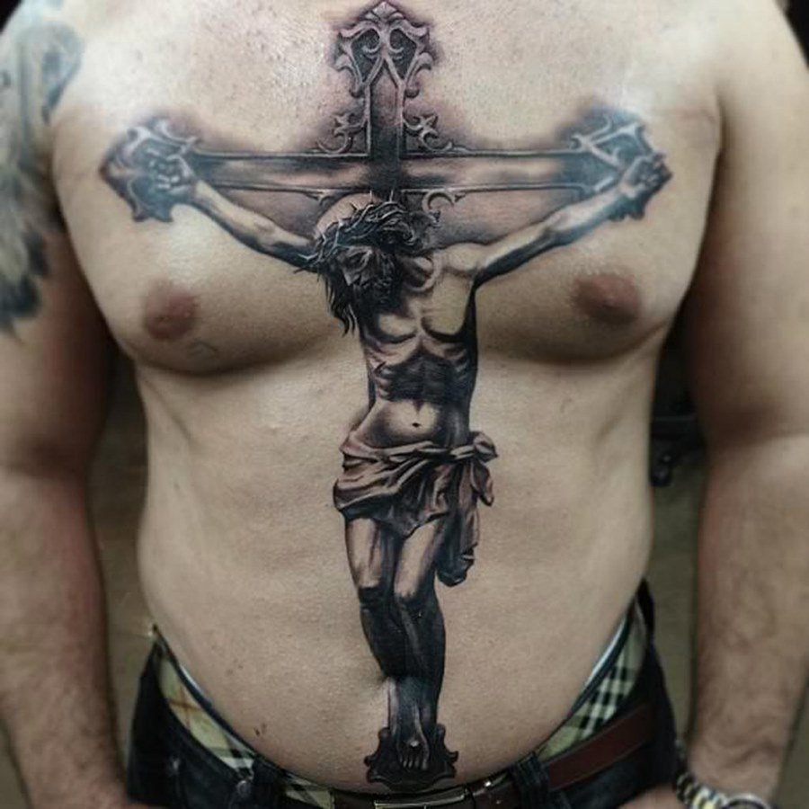 Тату крест на груди