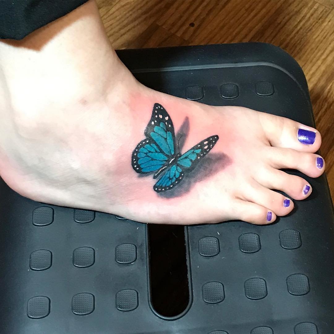 Татуировка бабочка 3д на ноге