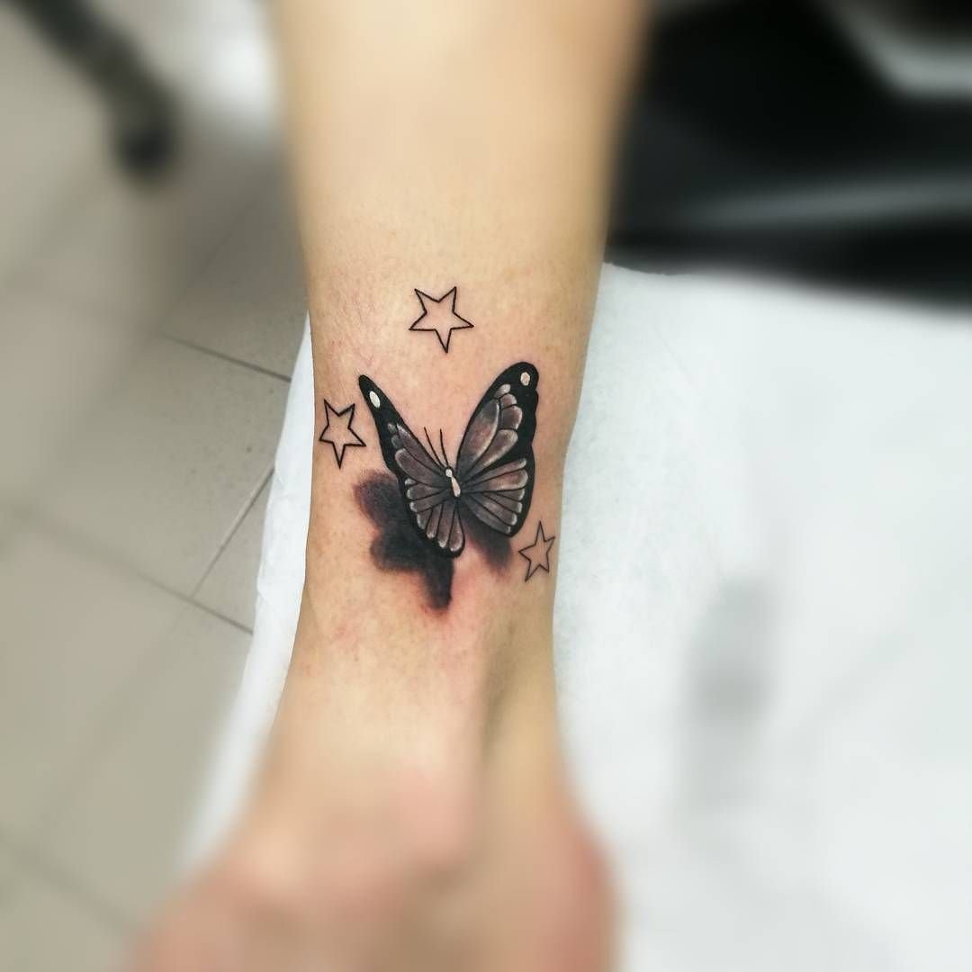 Татуировка бабочка на запястье