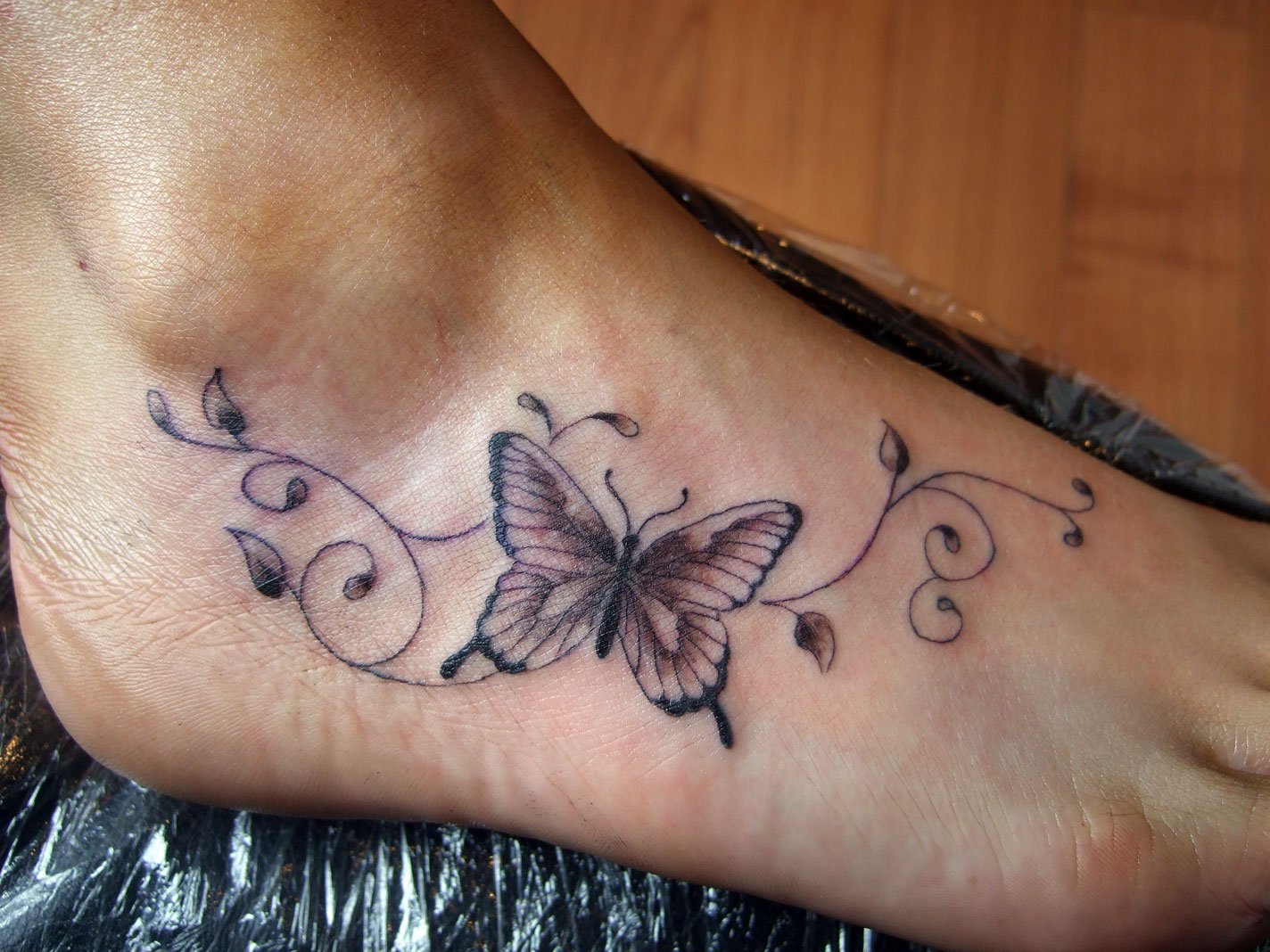 Татуировка бабочка на ноге (58 фото) .