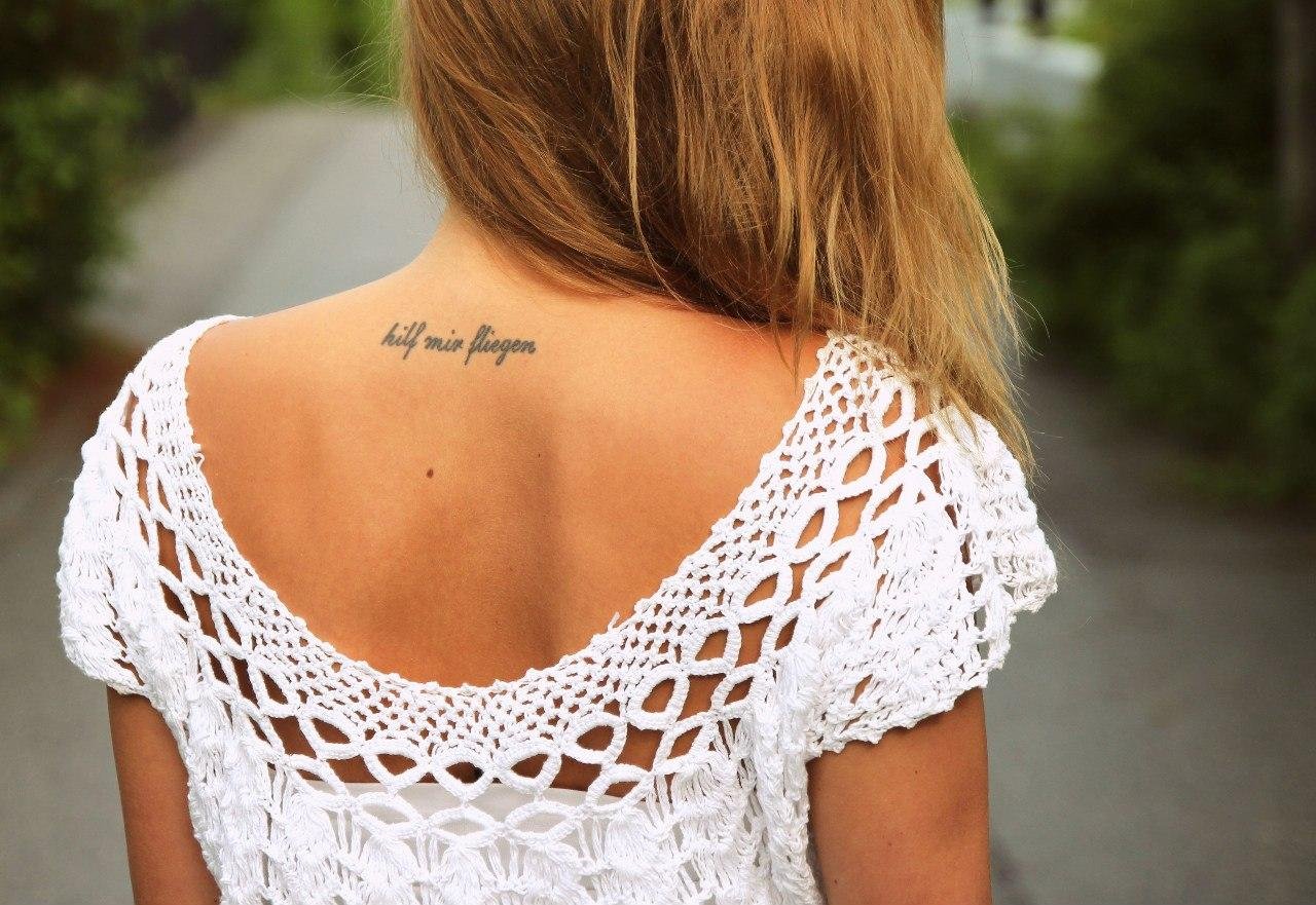 Фото тату на плече женские надписи с переводом фото