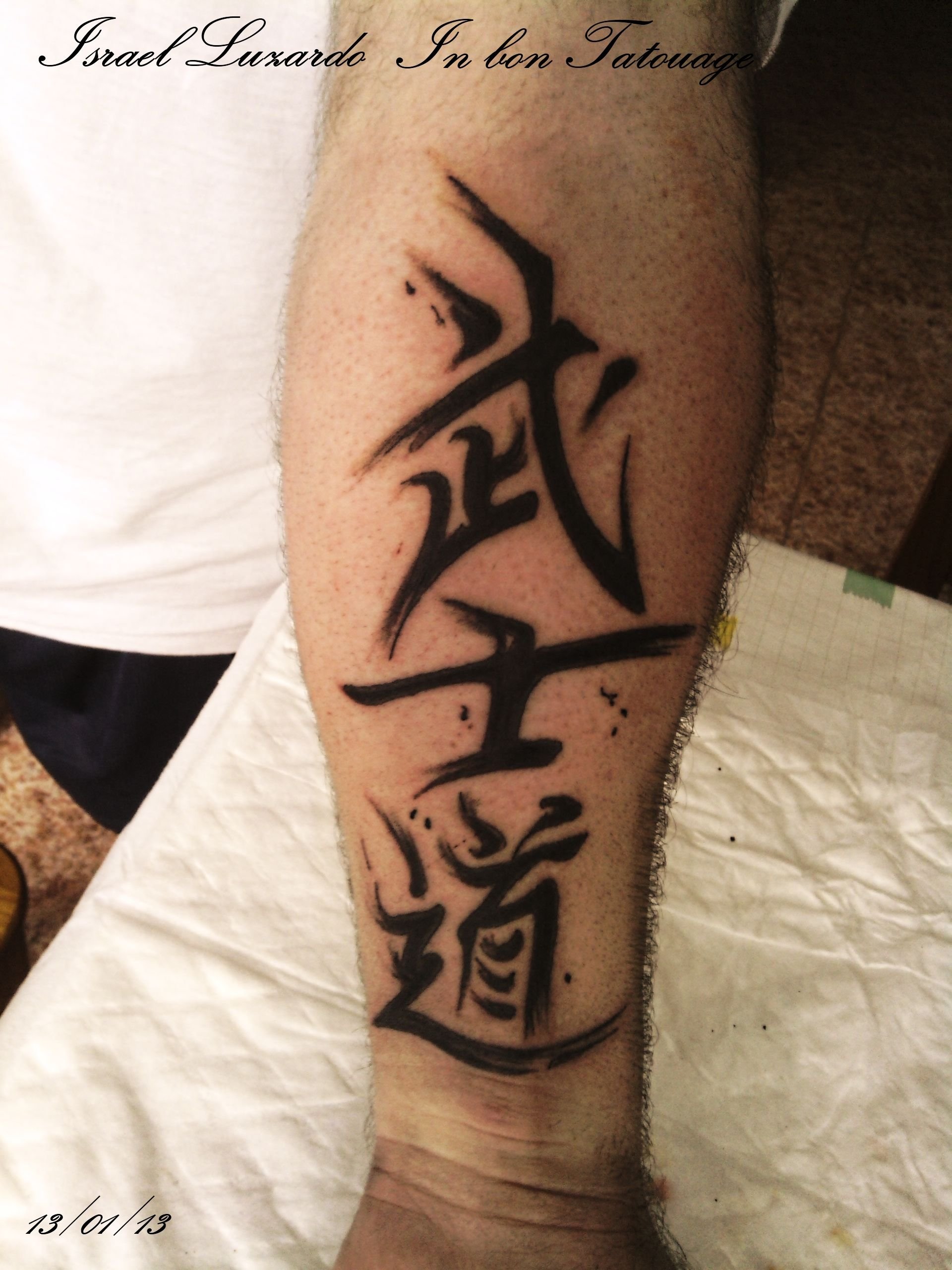 Татуировка иероглиф на запястье