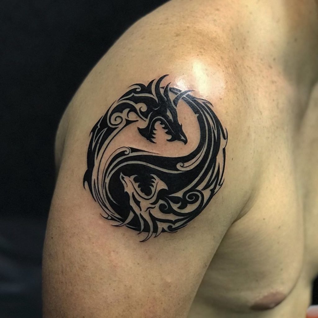 Тату дракон на плече