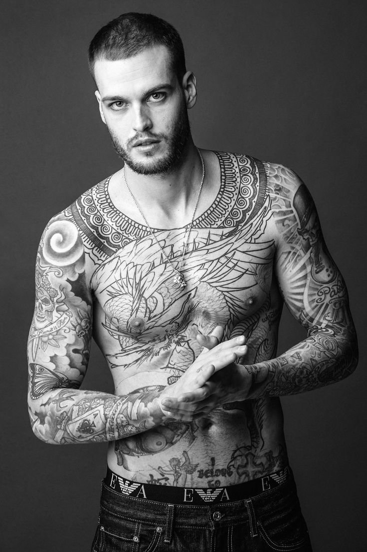 Модели мужчины с татуировками