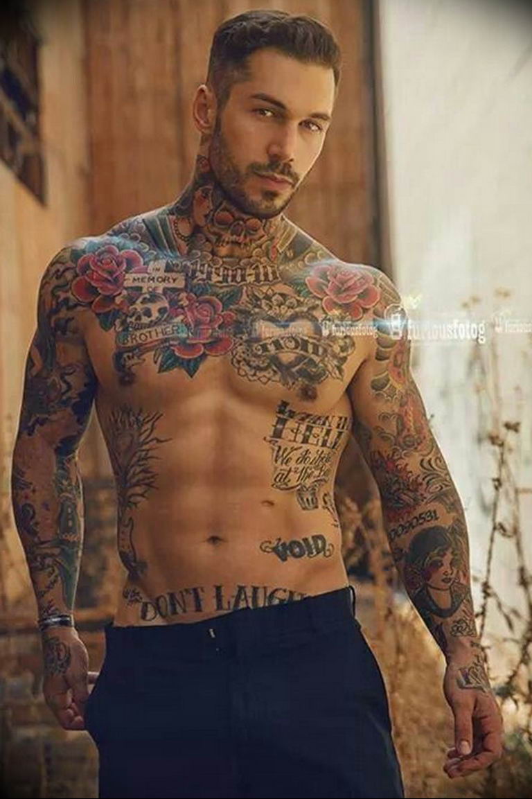 Модели мужчины с татуировками