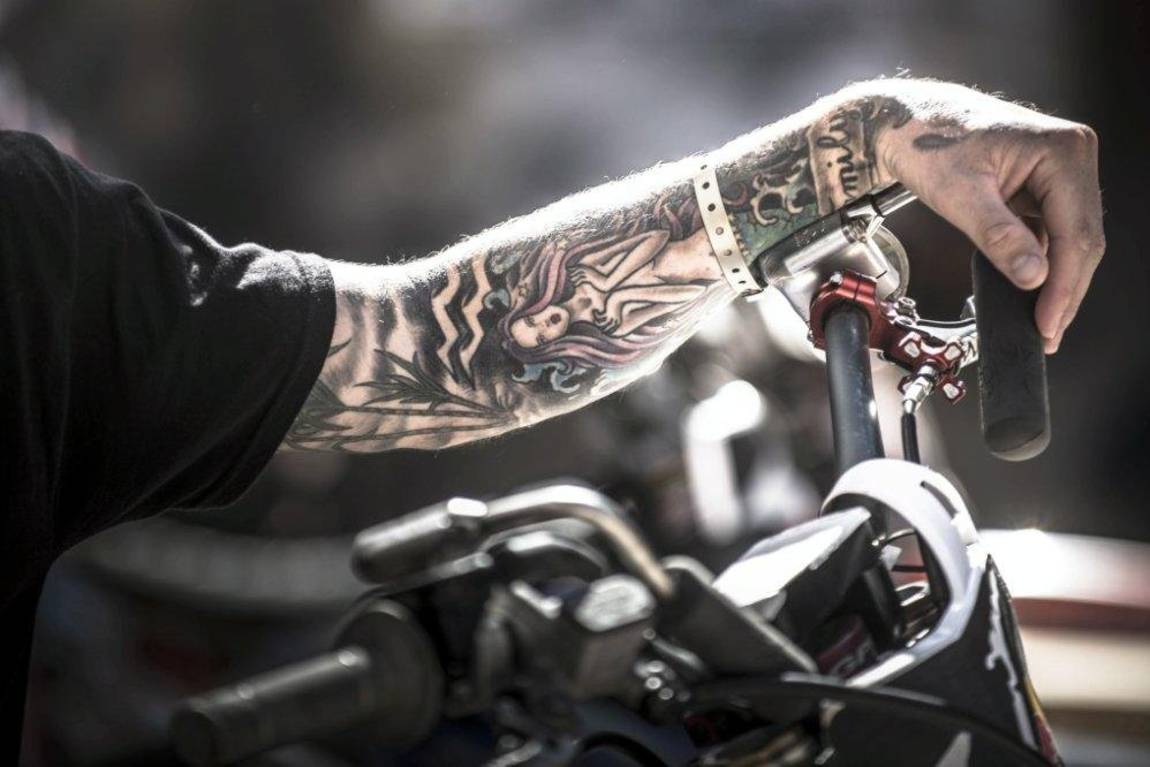 Татуированный байкер грубо выебал латинку в серых сапожках