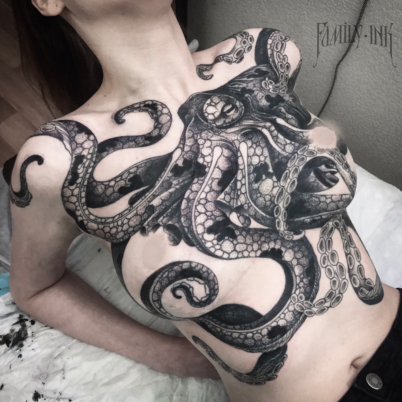 Девушка с татуировкой осьминога