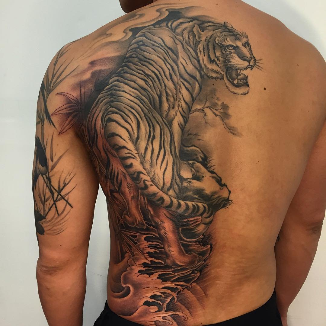Тату на спине тигр для мужчин