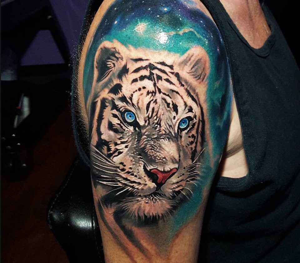 Цветные тату тигра на плече