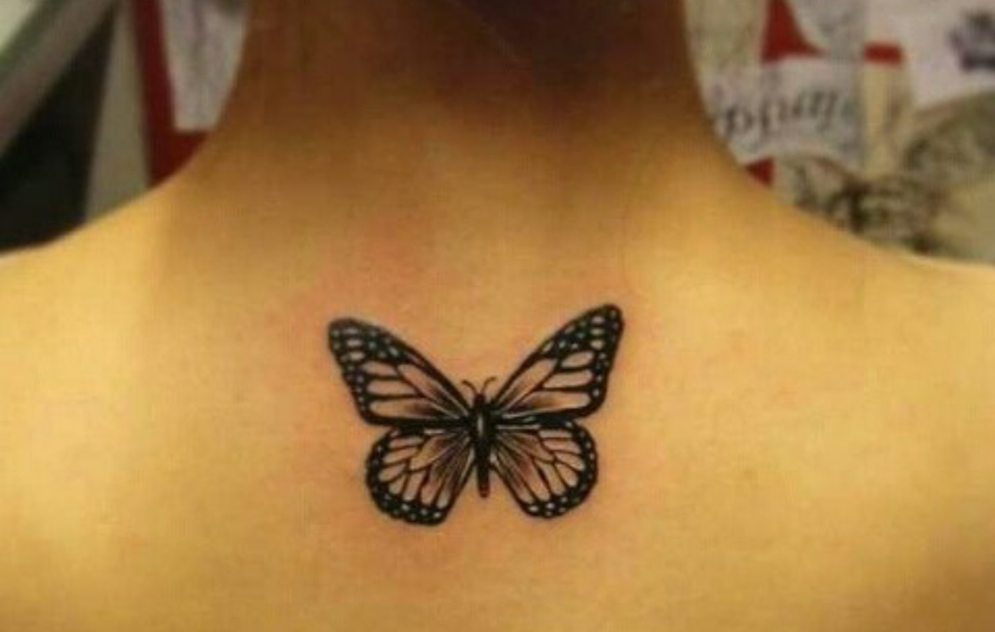 Тату бабочки на груди маленькая