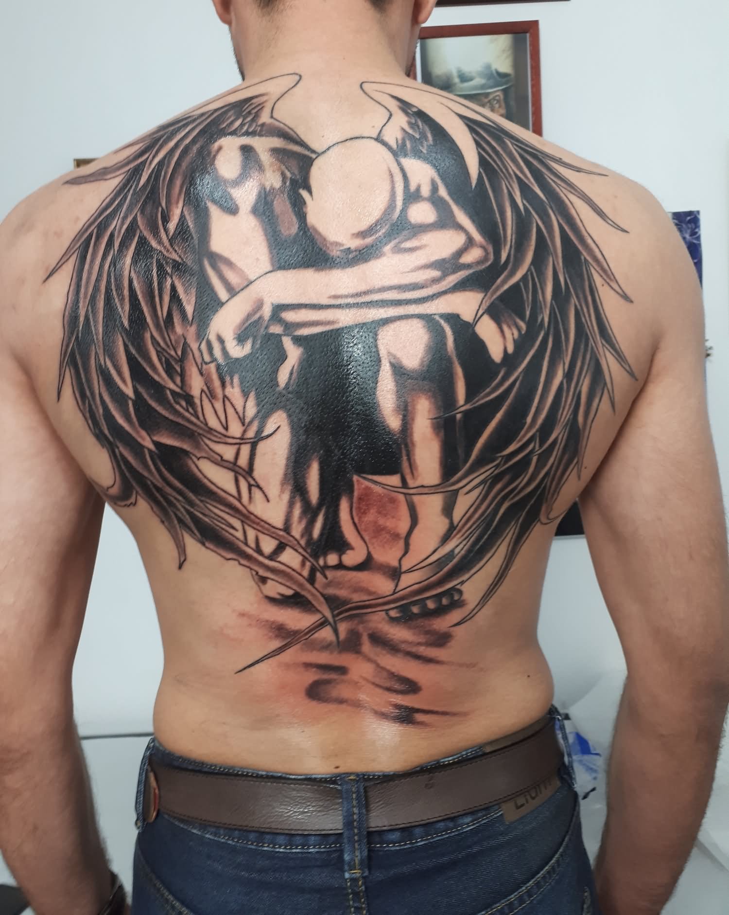 Тату на спине ангел с крыльями