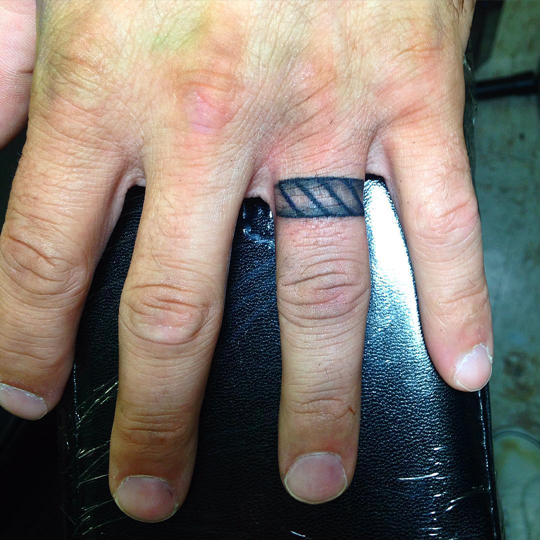 Тату черные кольца на пальцах