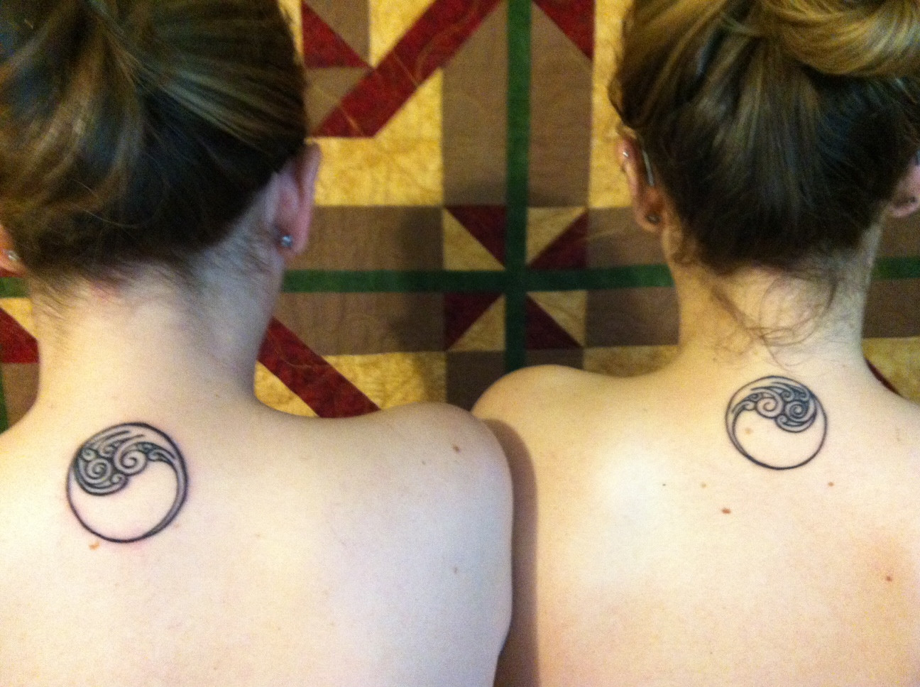 Татуировки на плече женские Близнецы