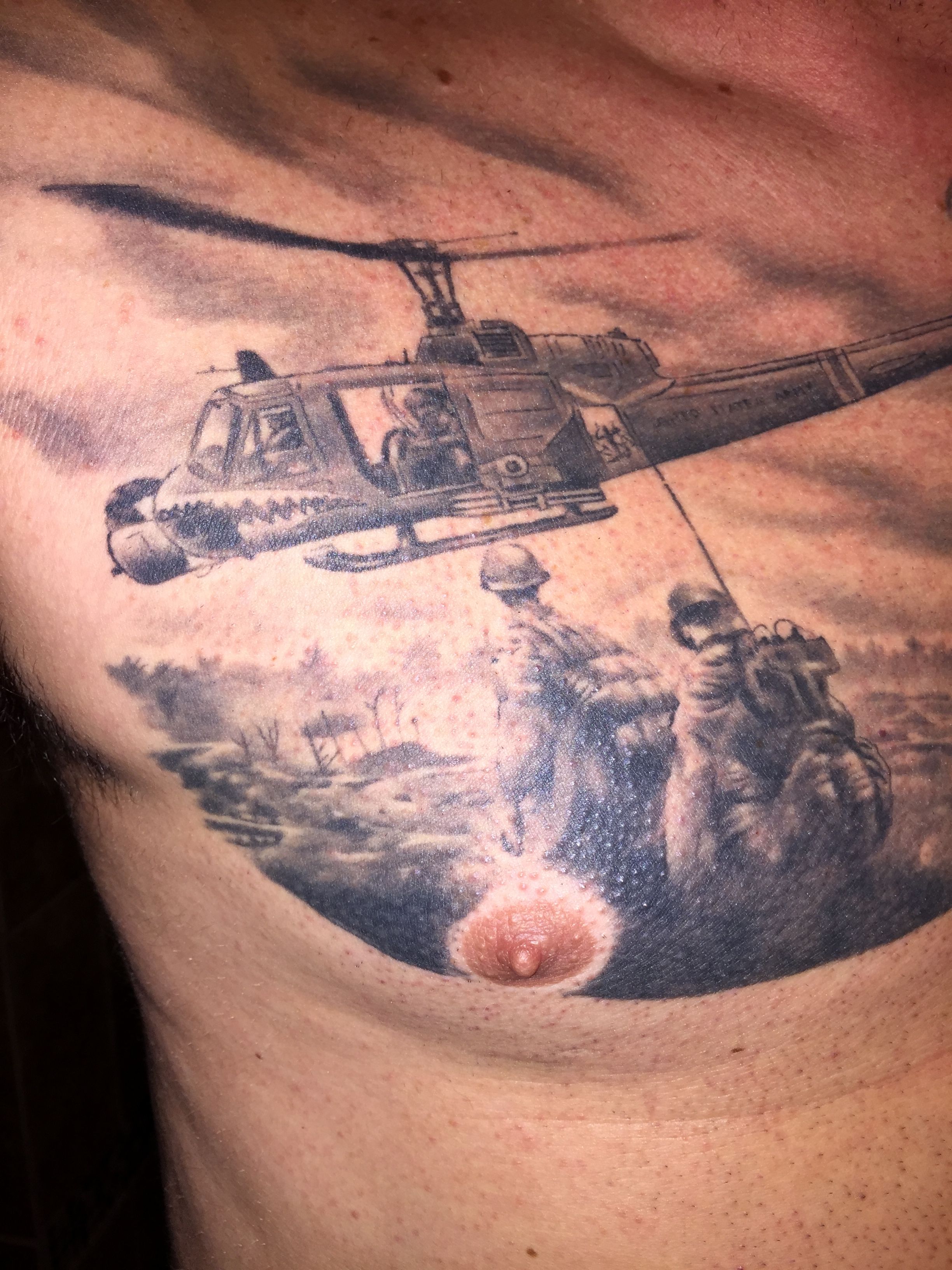 Татуировка на плече с изображением вертолета и парашюта