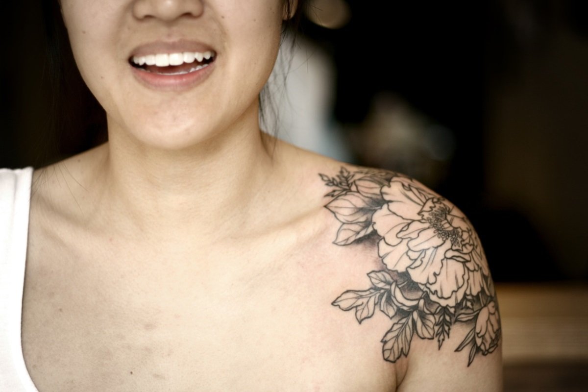 Татуировки на плечах у девушек