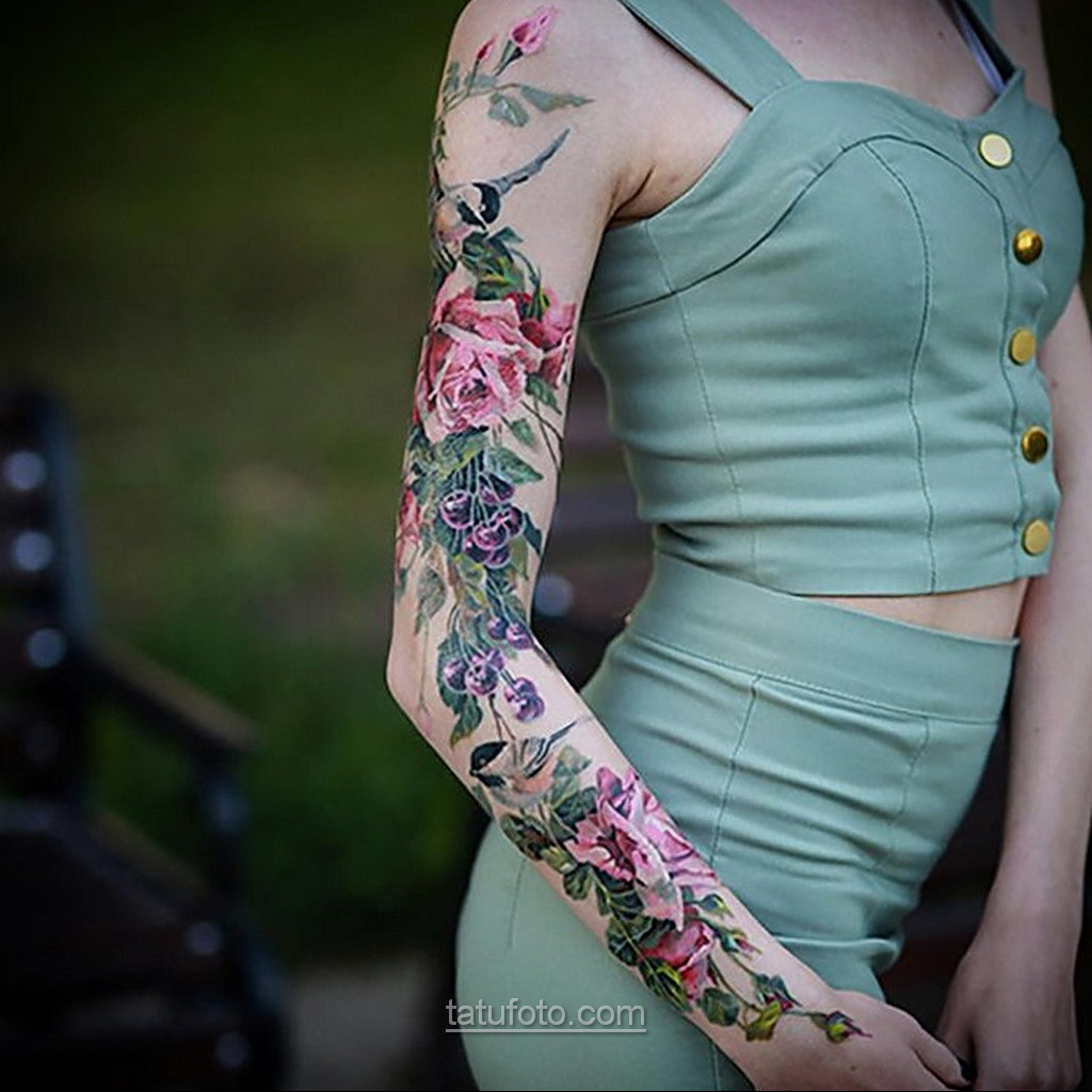 Девушка с татуировками в салатовой одежде в саду