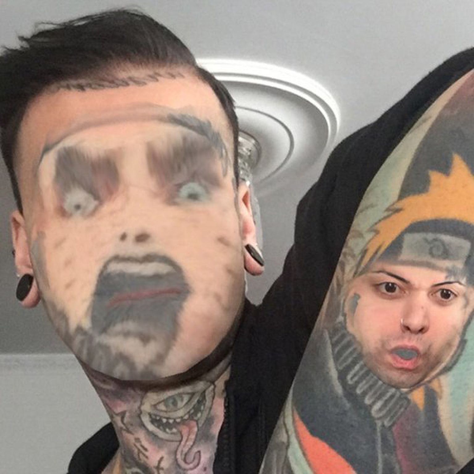 Блогер с татуировкой на лице