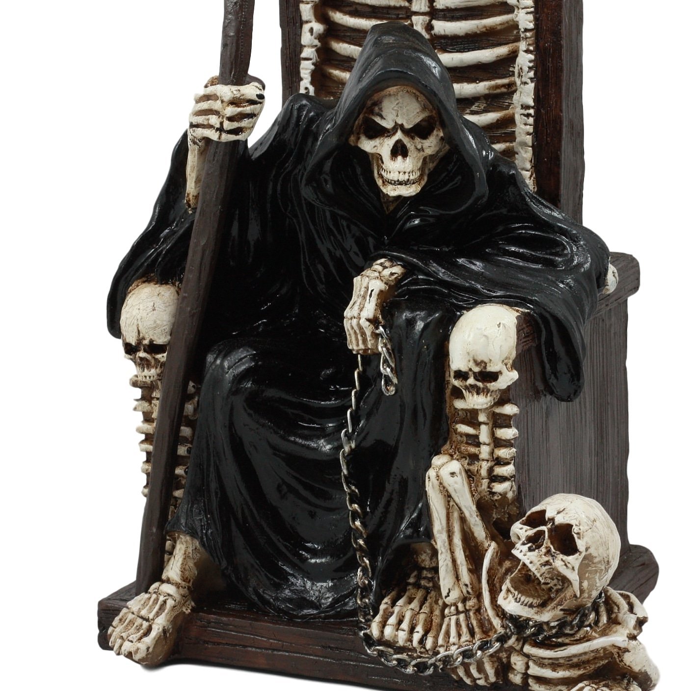 Скелет сидит на троне