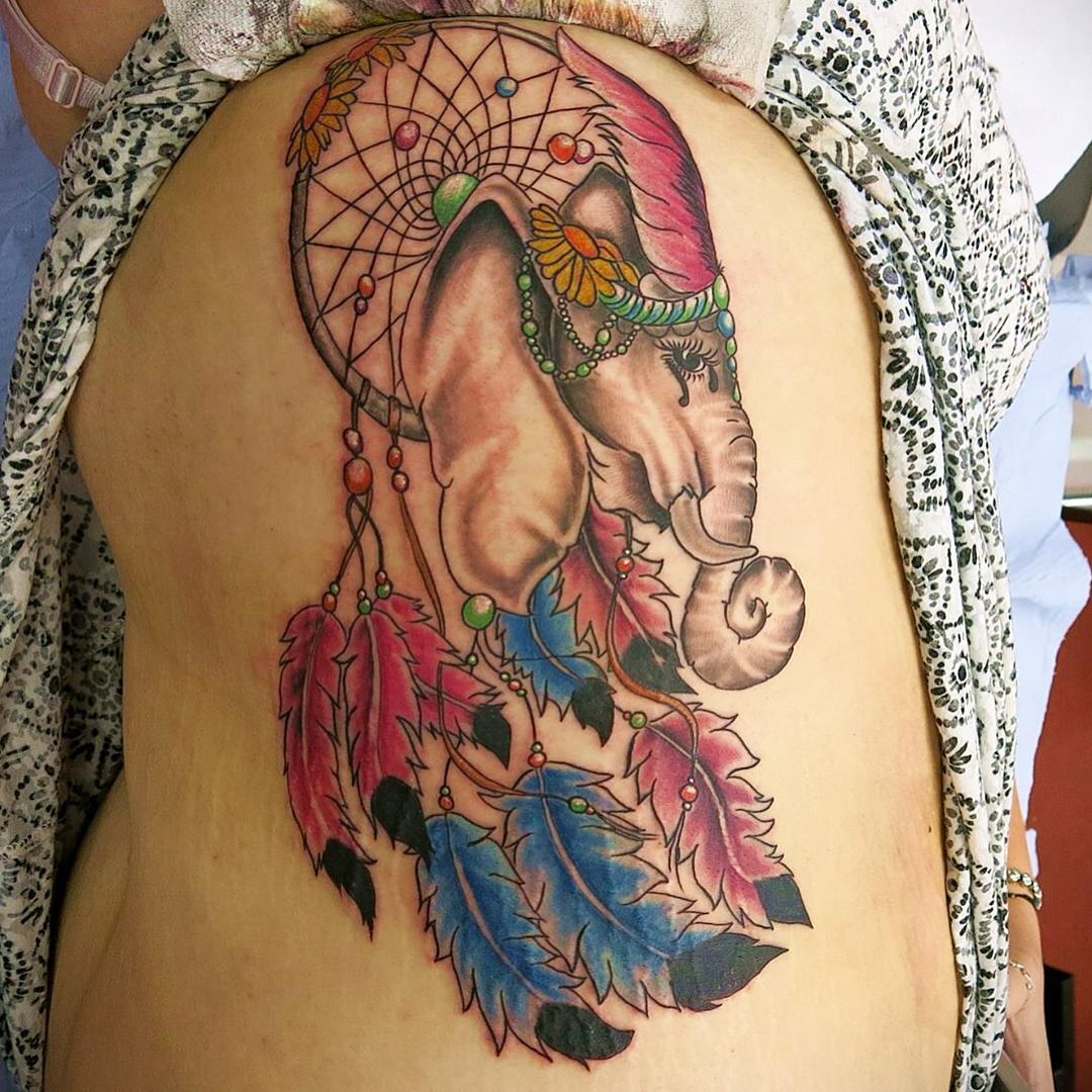 Татуировка женщина с рогом изобилия
