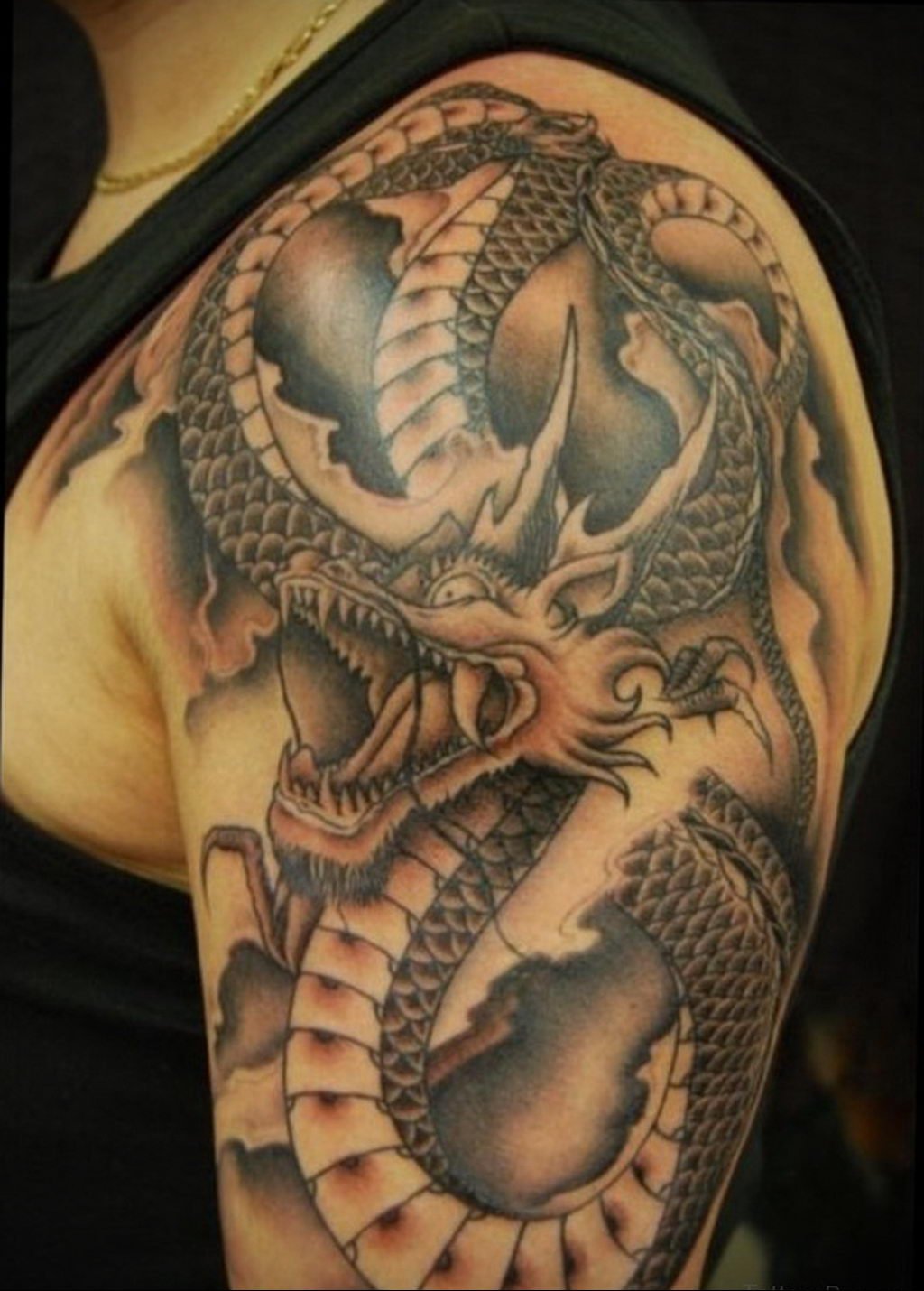 Татуировки мужские на плече дракон