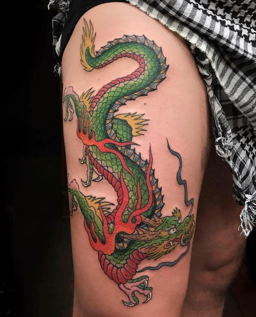 Тату китайский дракон обвивающий руку