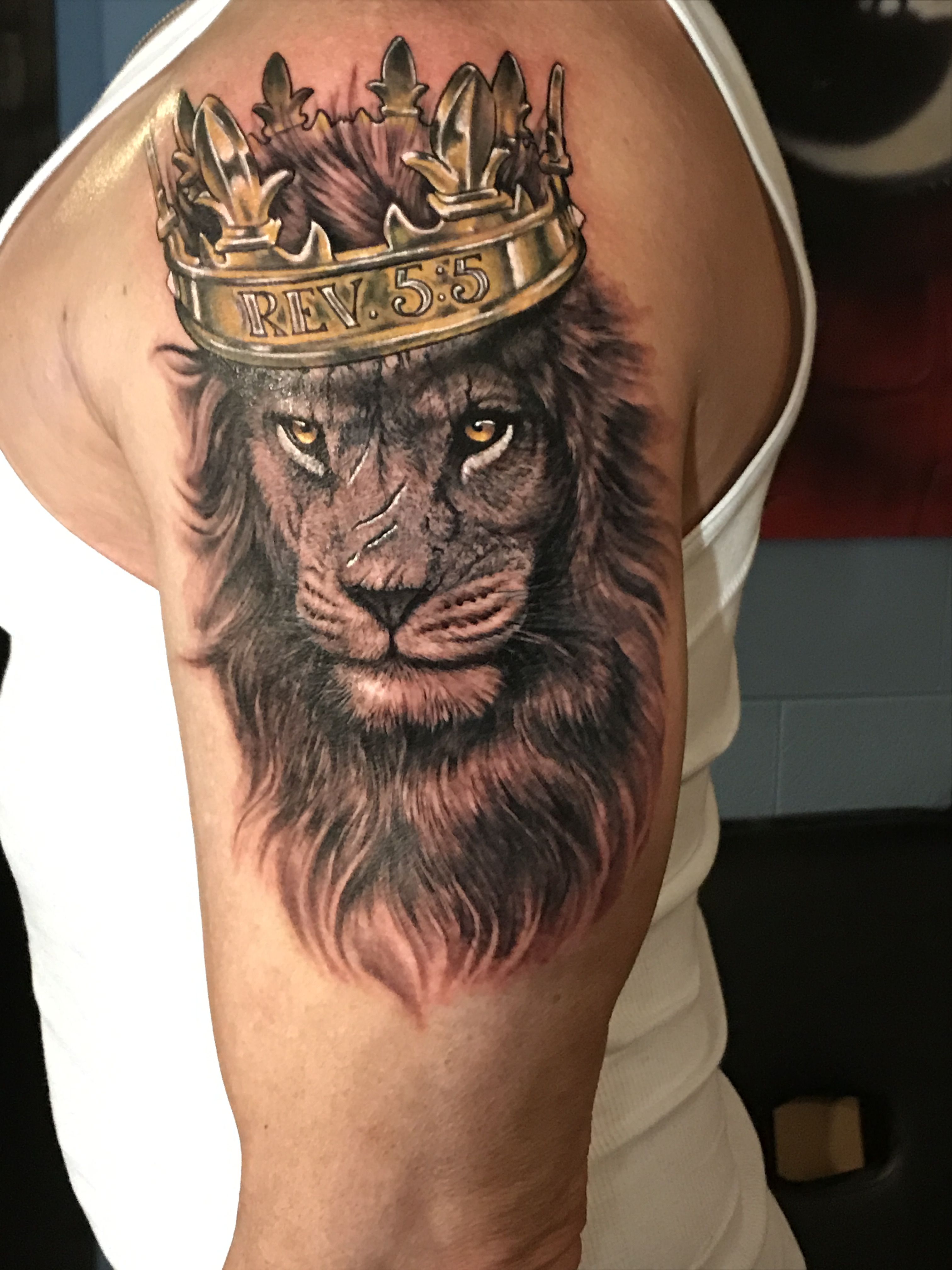 Тату Льва с короной мужские