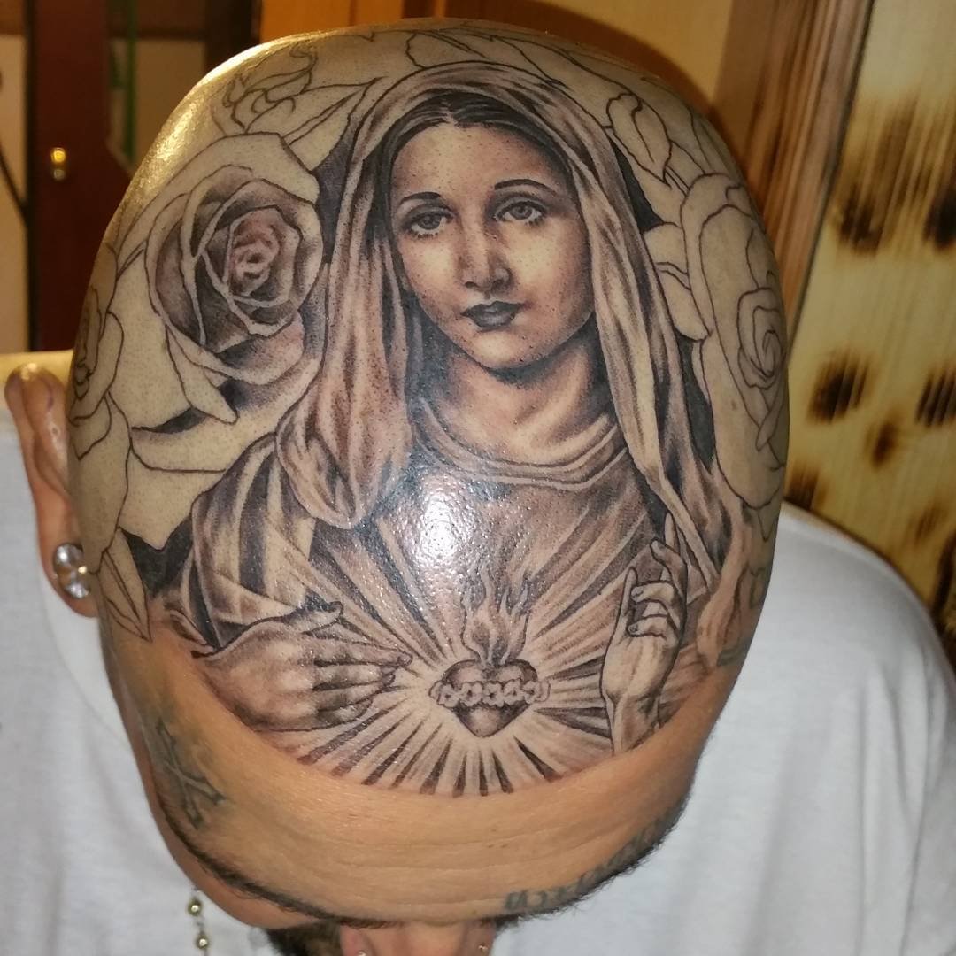 Татуировка Дева Мария на груди.
