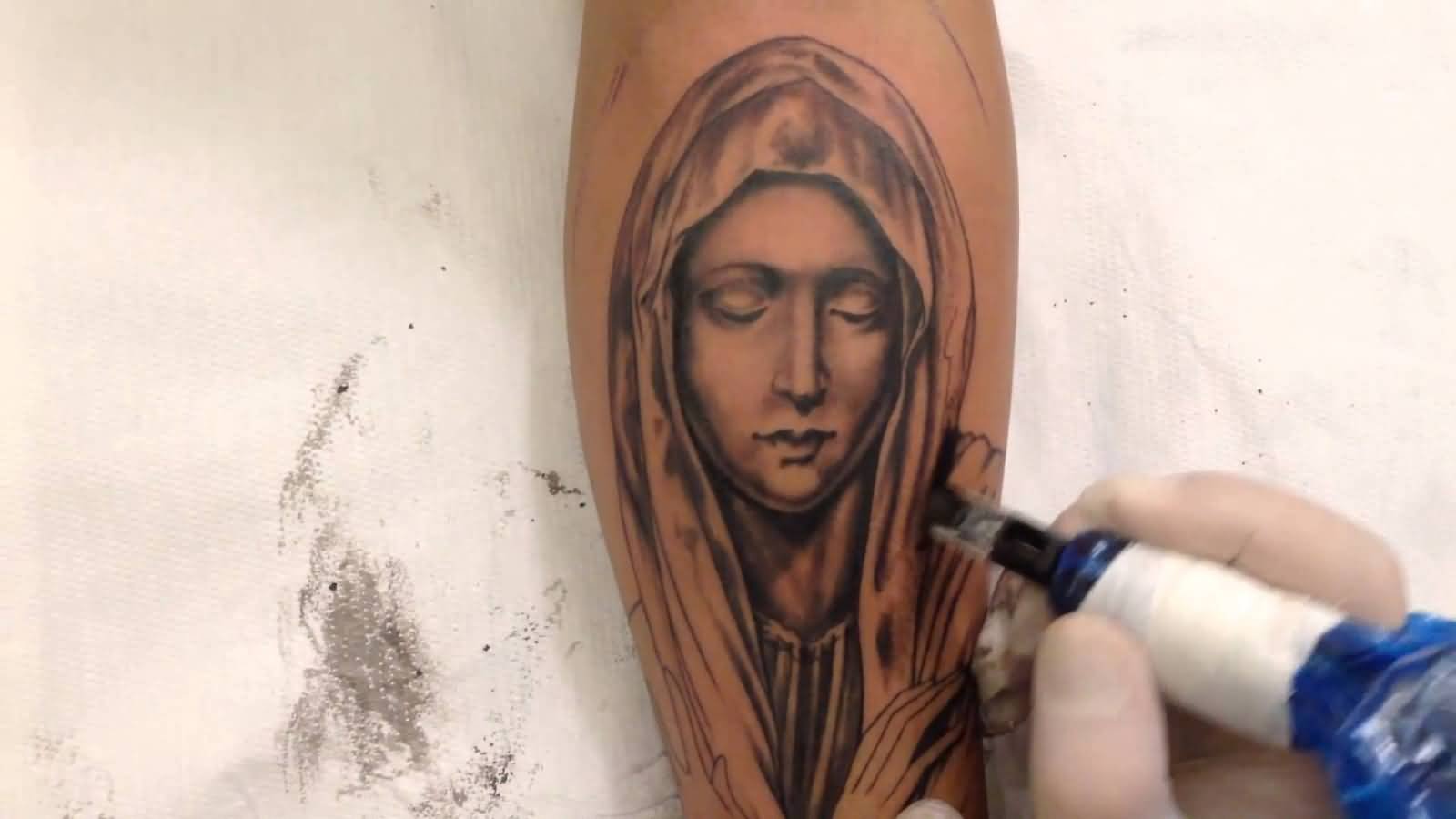 Дева Мария Микеланджело тату.