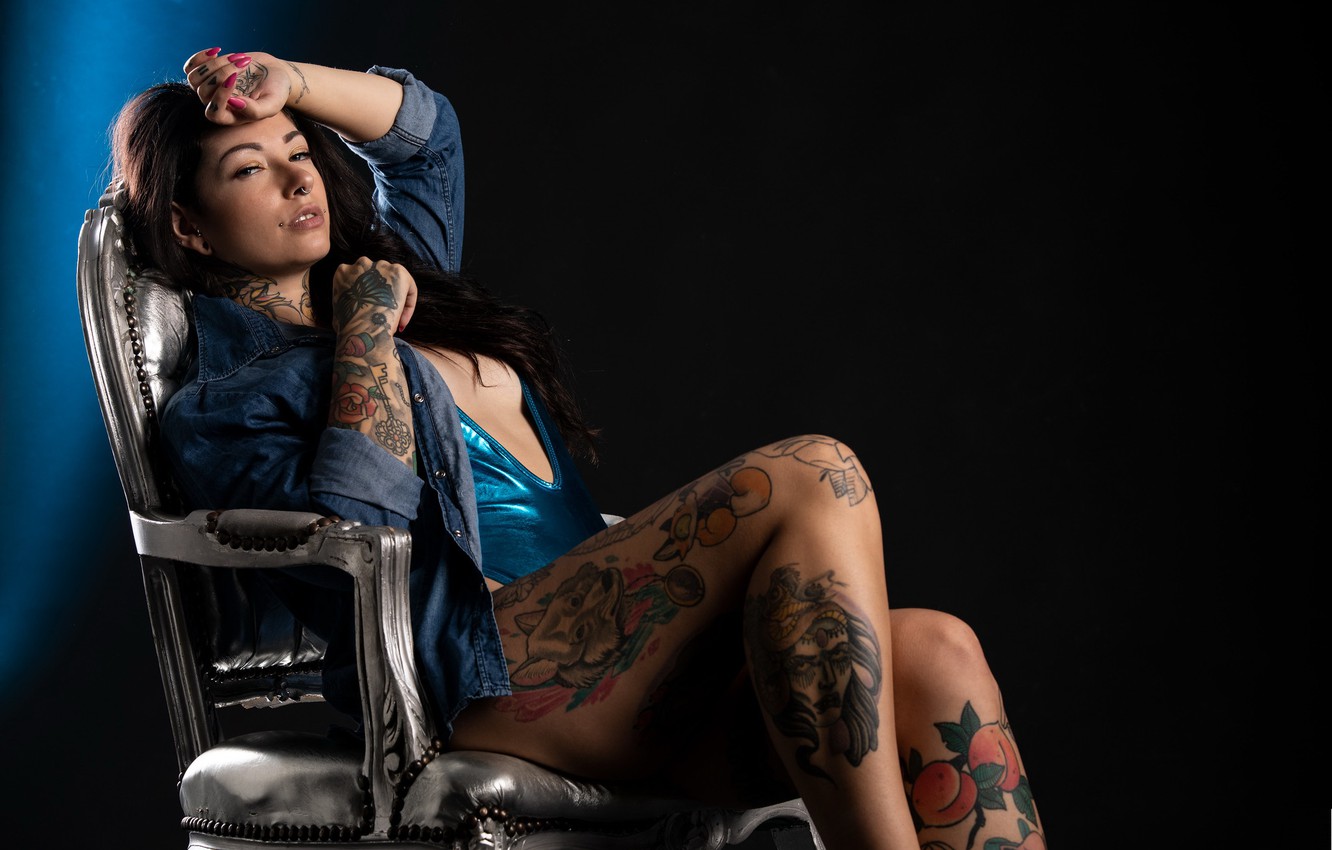 Татуированная мамка раздевается в кресле