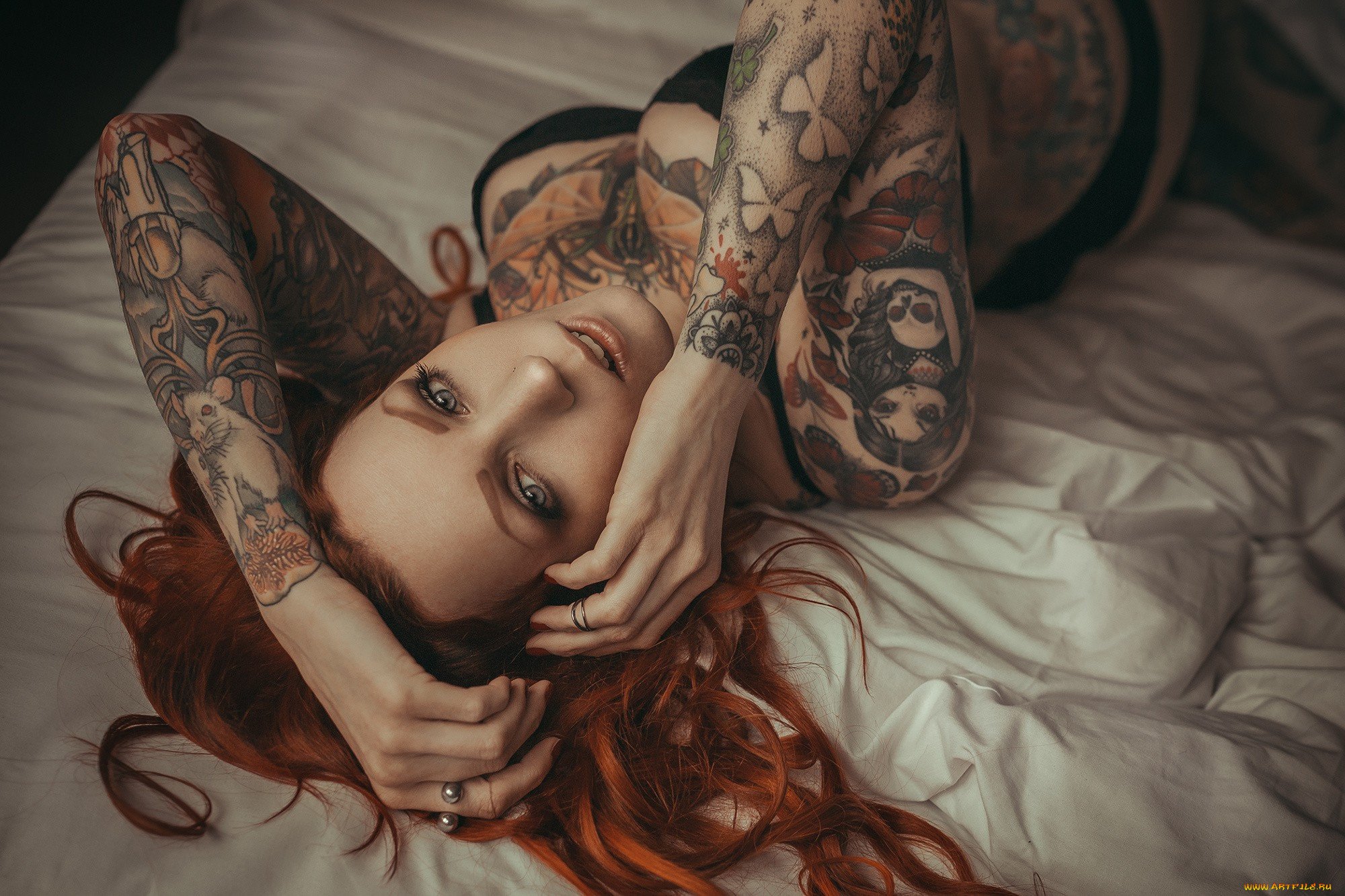 Красноволосая Лемон в своей комнате оголила татуированное тело