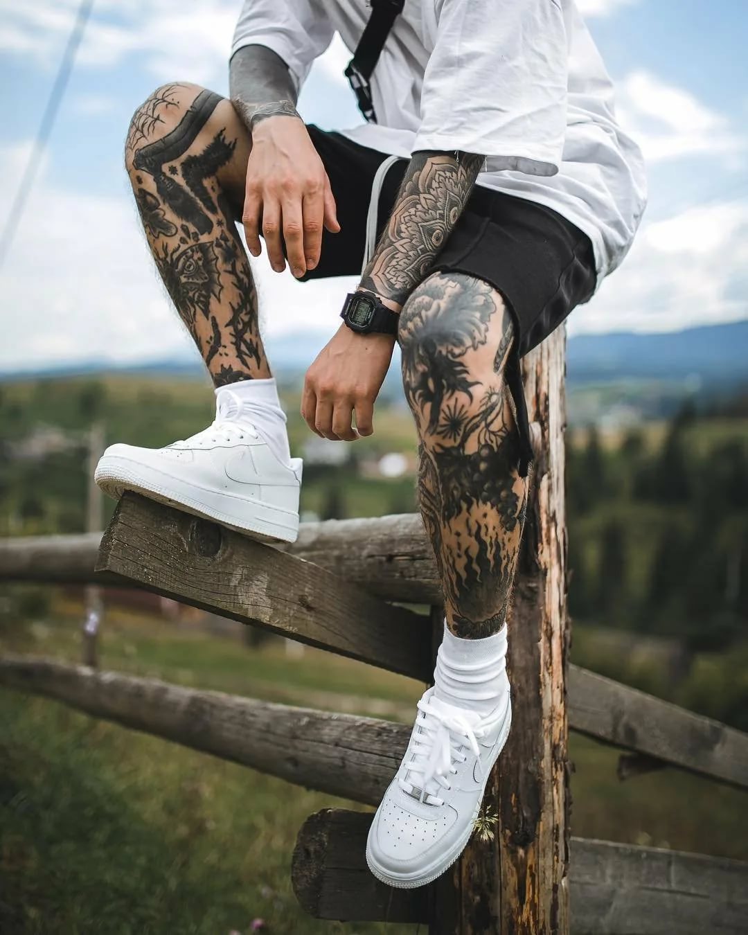 Татуированная нога мужская