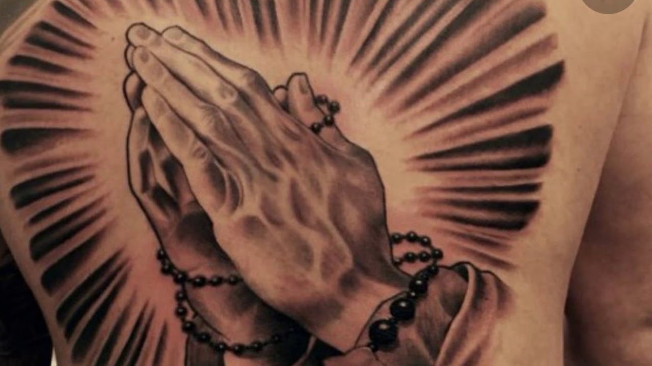 Тату на спине руки молитвы мужские