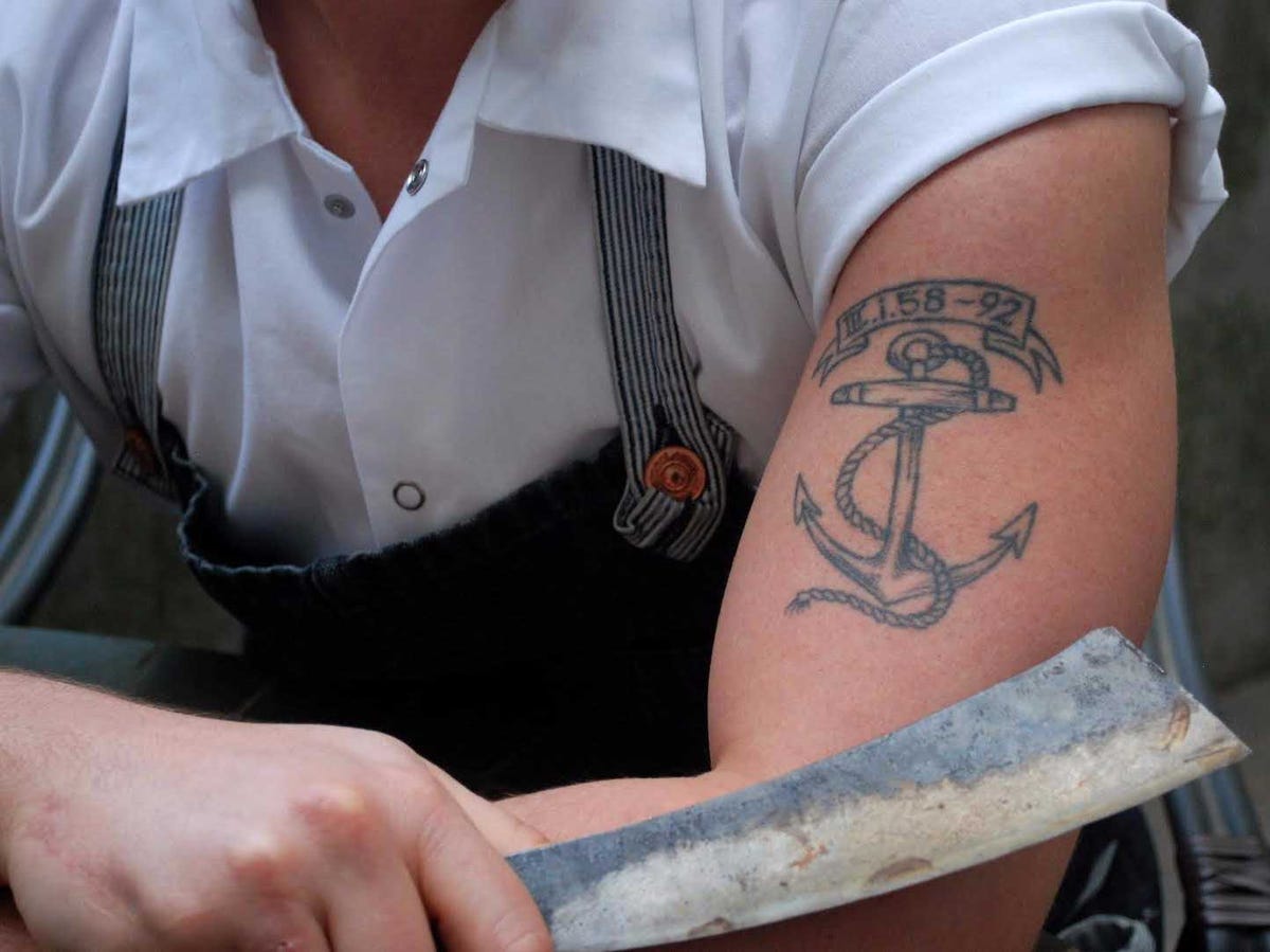 Татуировка с надписью на руке повар