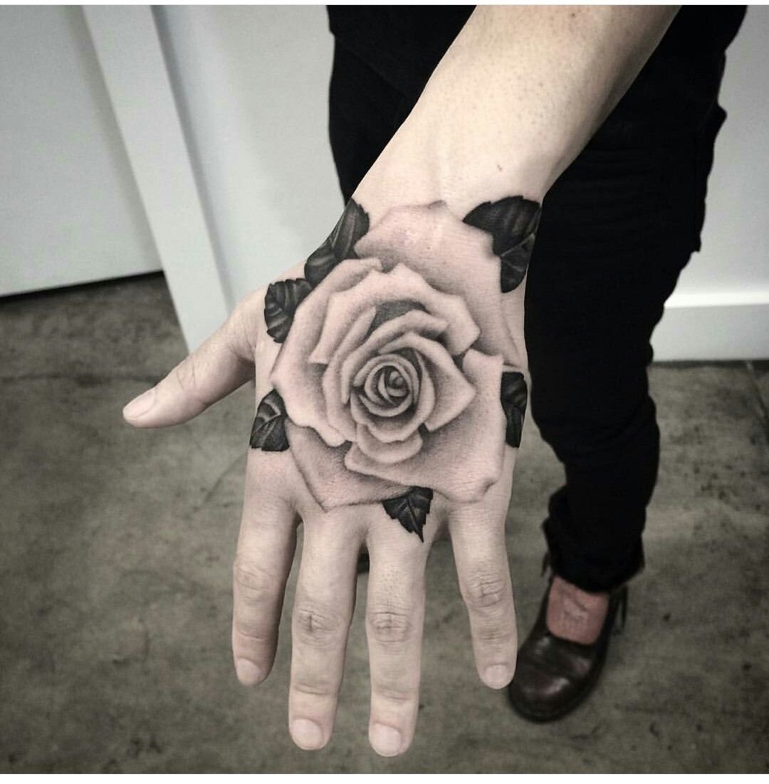 Татуировка роза на кисти