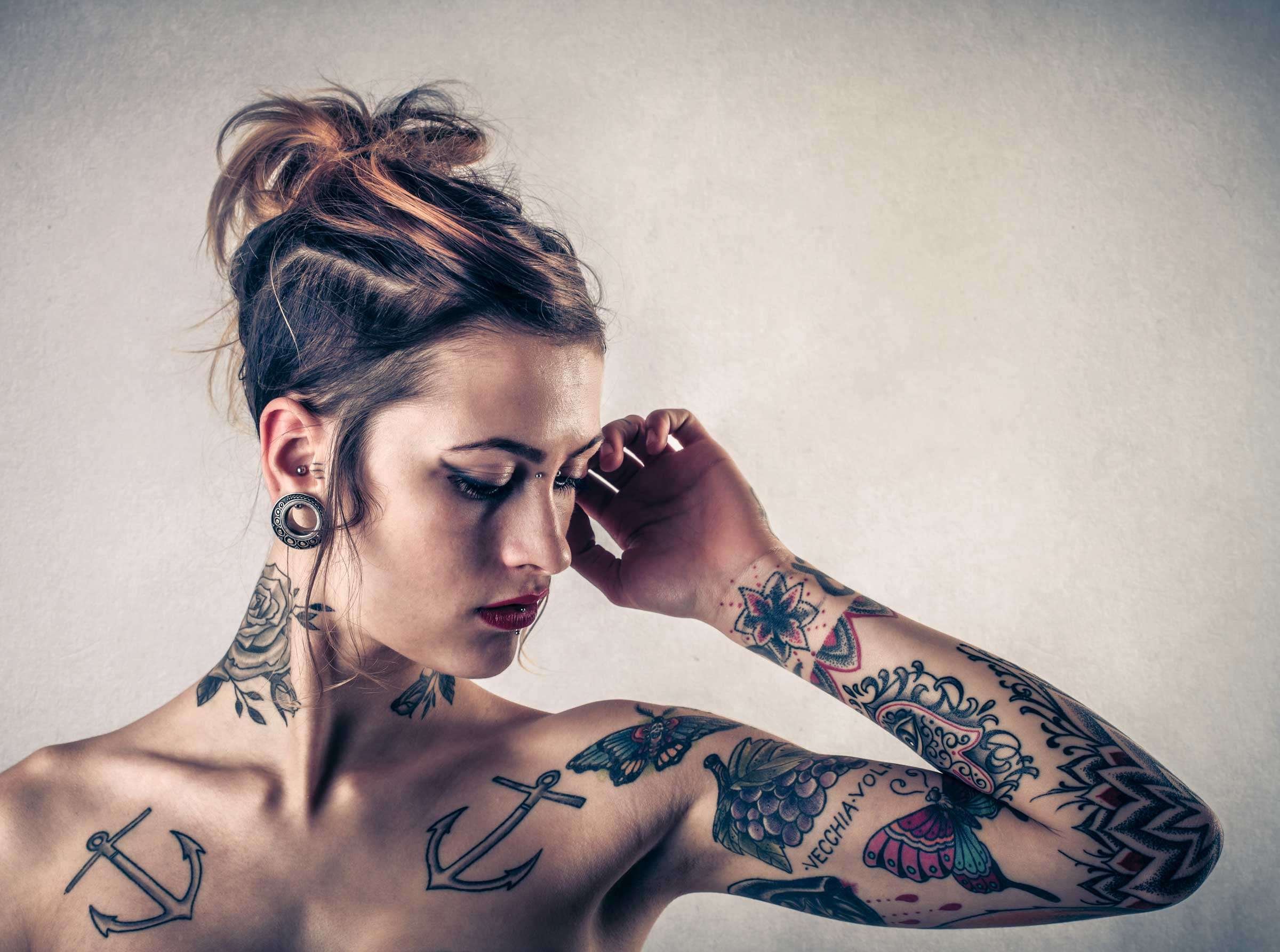 Современные девушки с пирсингом и татуировками