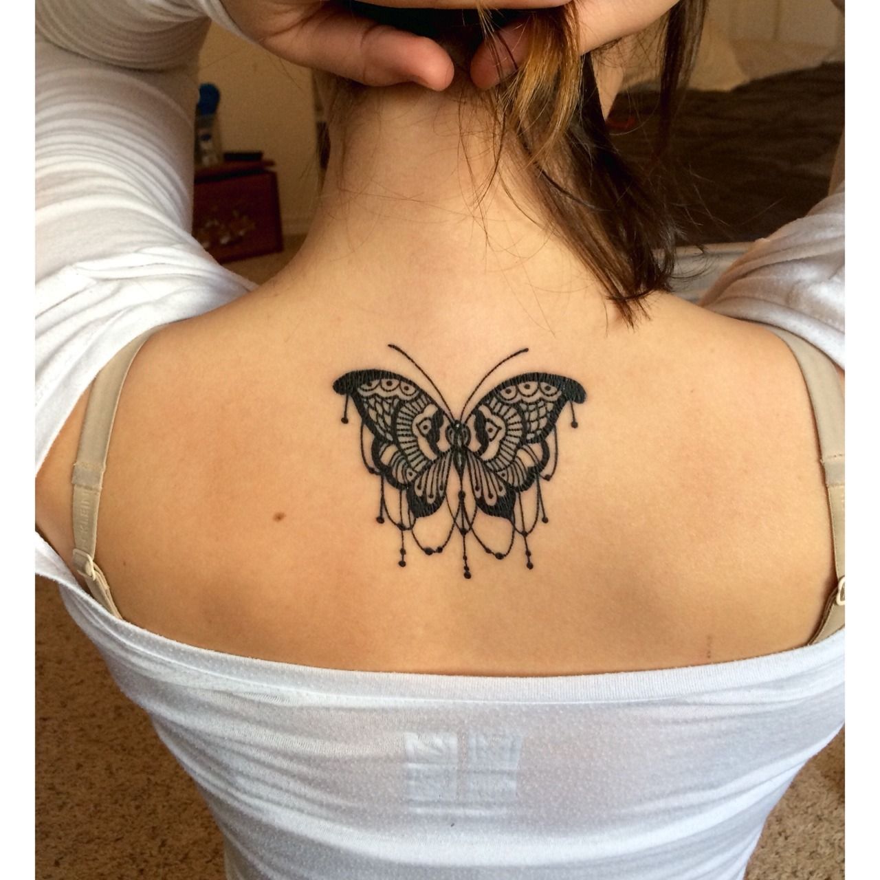 Татуировки для девушек на спине бабочки