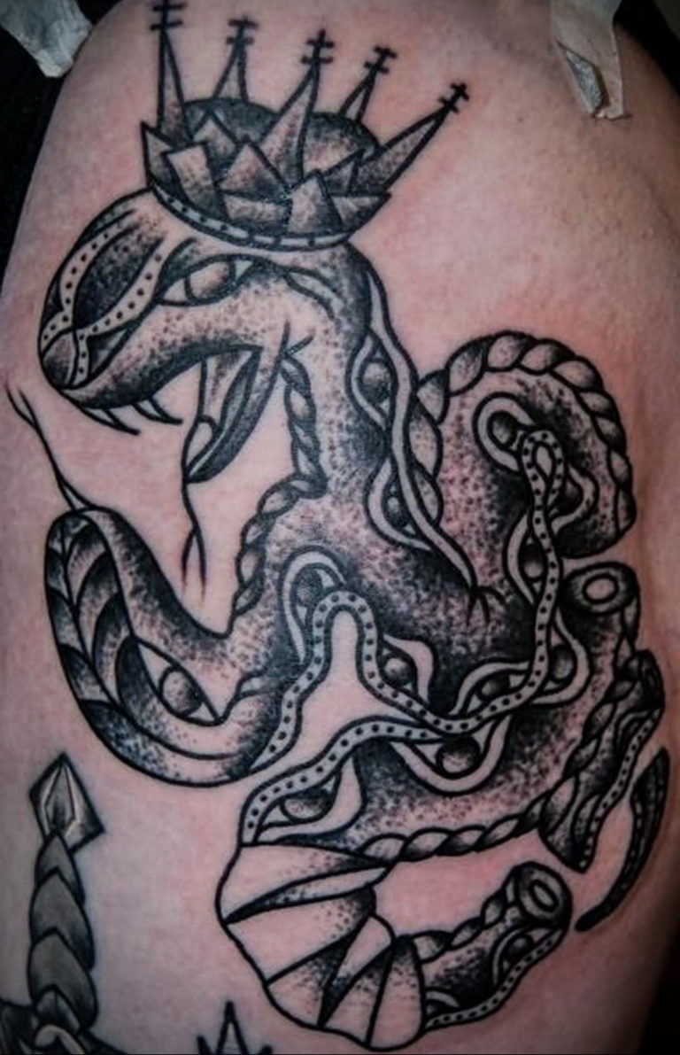 Татуировка змея с короной